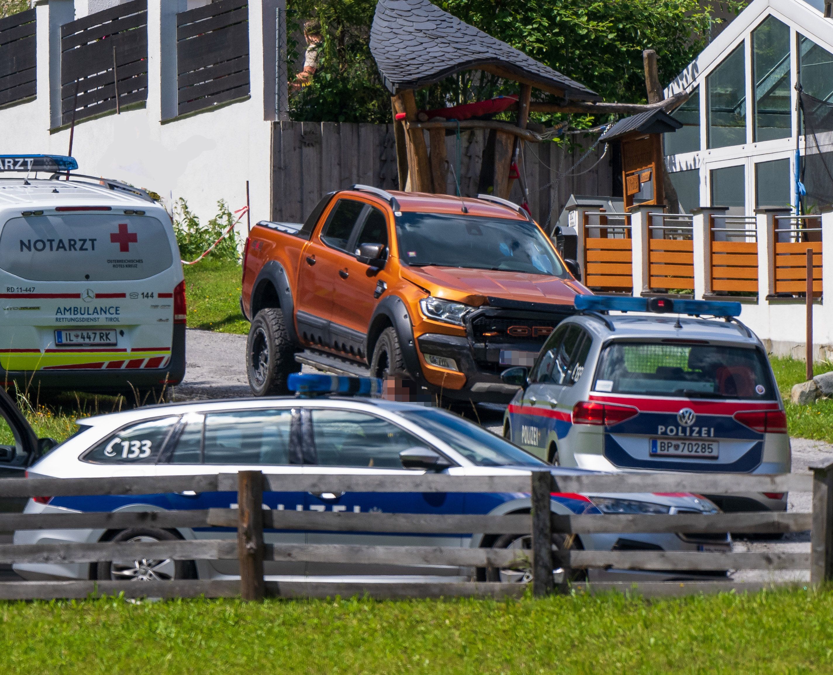 Zugriff von mehreren Polizeistreifen in Sellrain, ein Polizist wurde dabei verletzt. Genaueres ist derzeit nicht bekannt