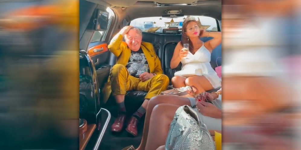 Lugner zeigt sich in seiner Limousine.