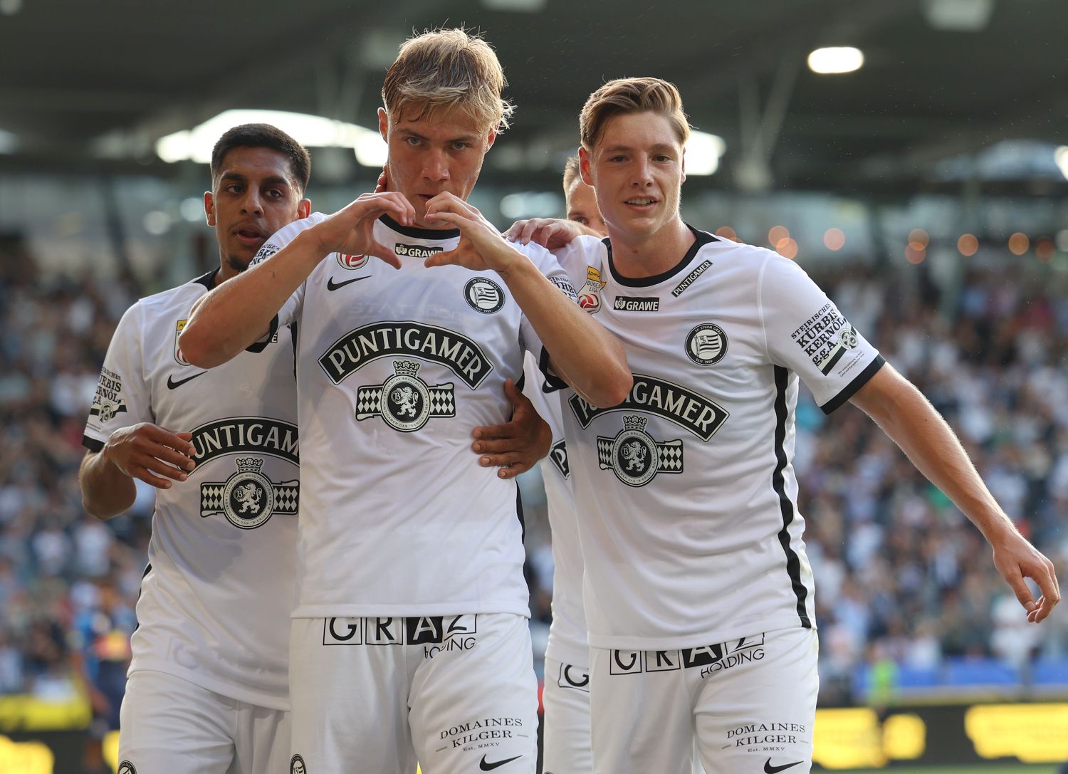 Rasmus Höjlund jubelt gegen Salzburg. 