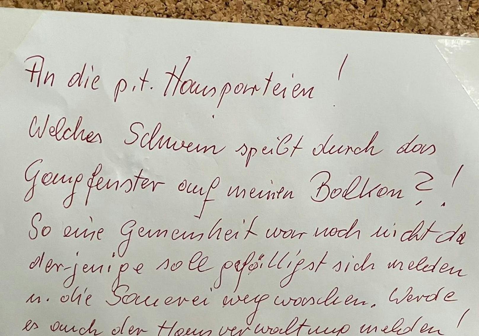 "Welches Schwein speibt durch das Gangfenster auf meinem Balkon?!", lautete die Frage des Wut-Wieners.