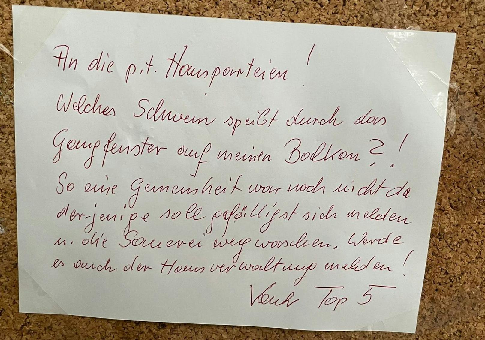 Der Grund: Jemand übergab sich aus dem Fenster am Gang auf den Balkon eines Bewohners.