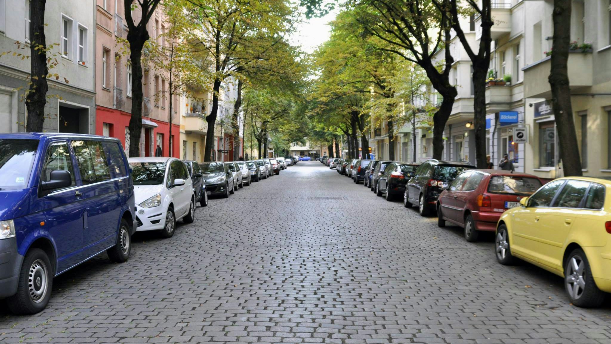 Junge Menschen sind laut einer Umfrage mehrheitlich für einen Autobann in der Stadt