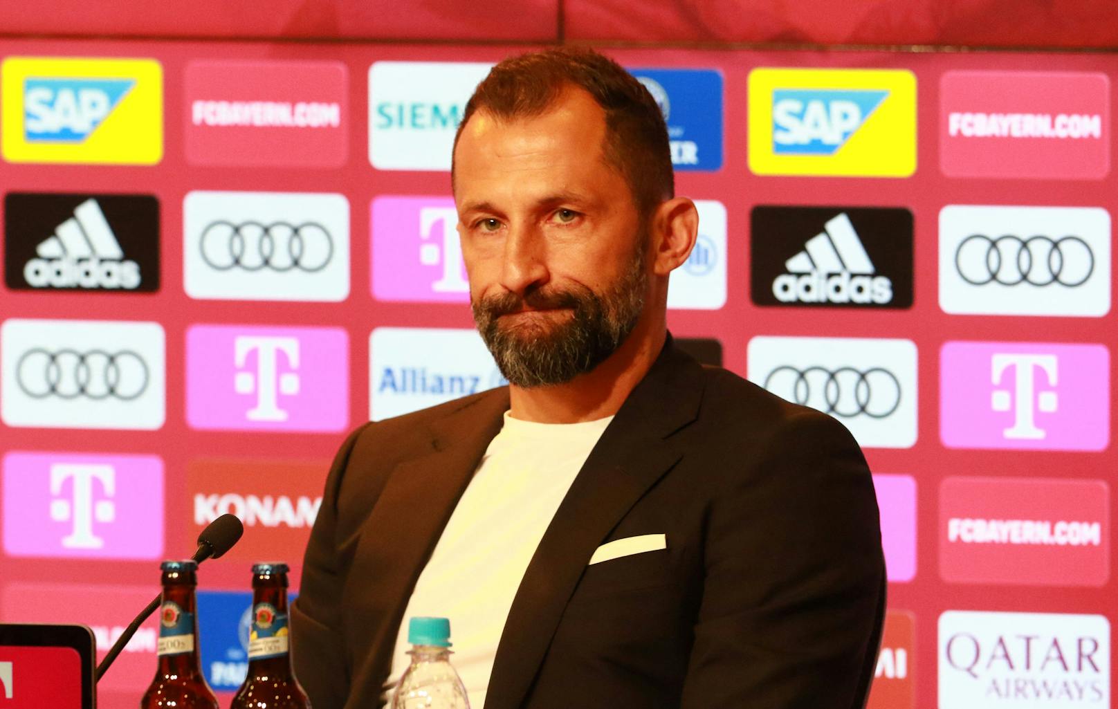 Bayern-Sportvorstand Hasan Salihamidzic kann die Aussagen von Robert Lewandowski nicht nachvollziehen. 