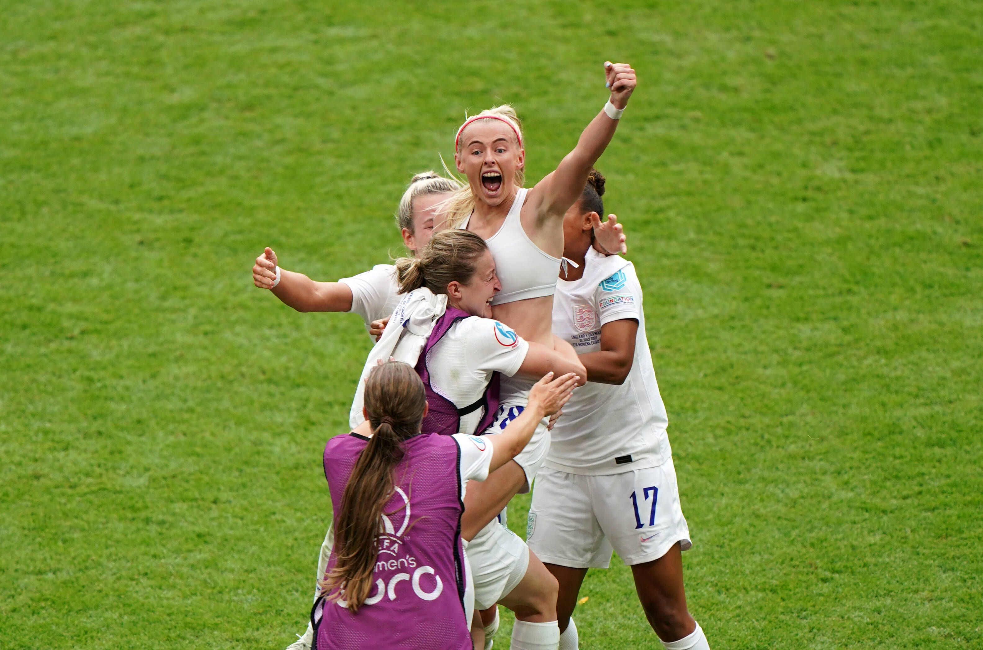 Chloe Kelly jubelt über das 2:1 und den EM-Titel.