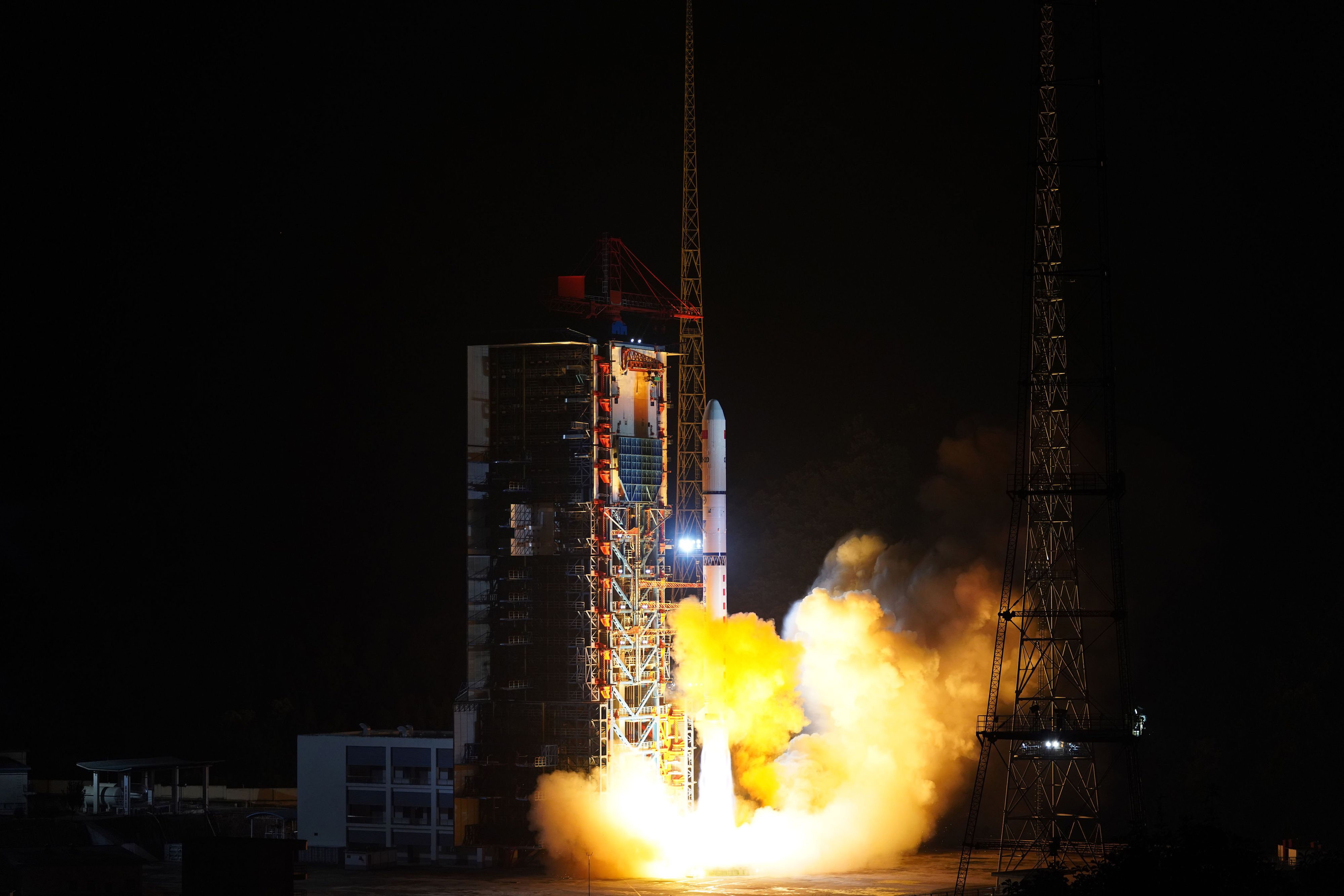 Download von www.picturedesk.com am 31.07.2022 (09:58).  (220729) -- XICHANG, July 29, 2022 (Xinhua) -- A new group of remote sensing satellites are launched from the Xichang Satellite Launch Center in southwest China's Sichuan Province, July 29, 2022. The satellites were launched as the third group of the Yaogan-35 family at 9:28 p.m. (Beijing Time) by a Long March-2D carrier rocket and entered the planned orbit successfully. (Photo by Qiu Lijun/Xinhua).Xinhua News Agency / eyevine :...http://. - 20220729_PD6026 - Rechteinfo: Rights Managed (RM)