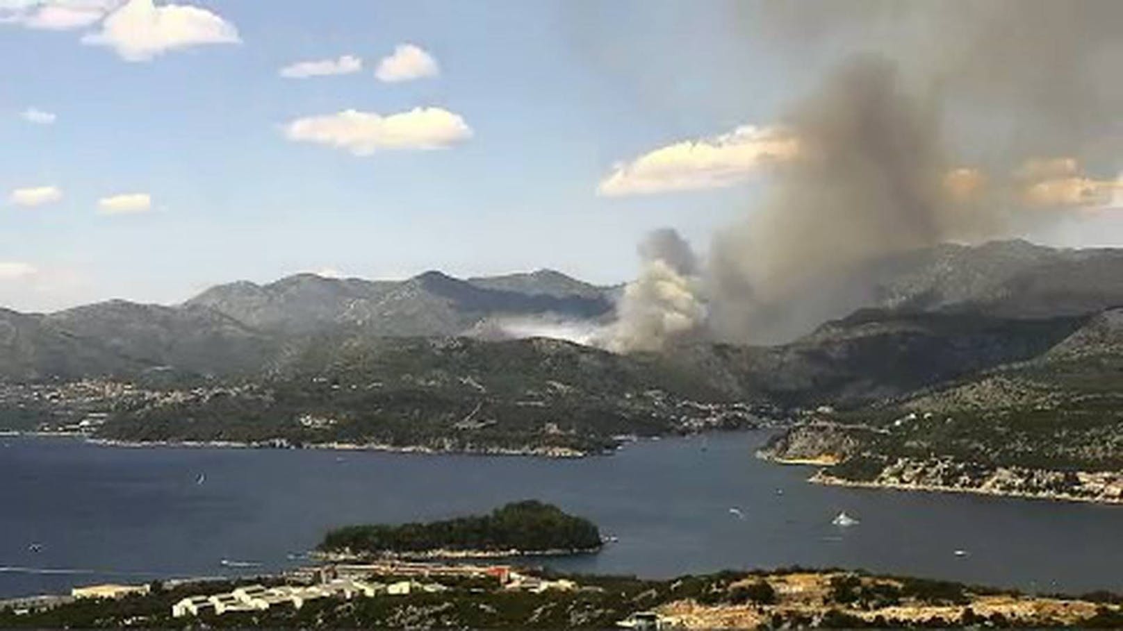 Dichte Rauchschwaden kommen aus den Wäldern bei Dubrovnik.