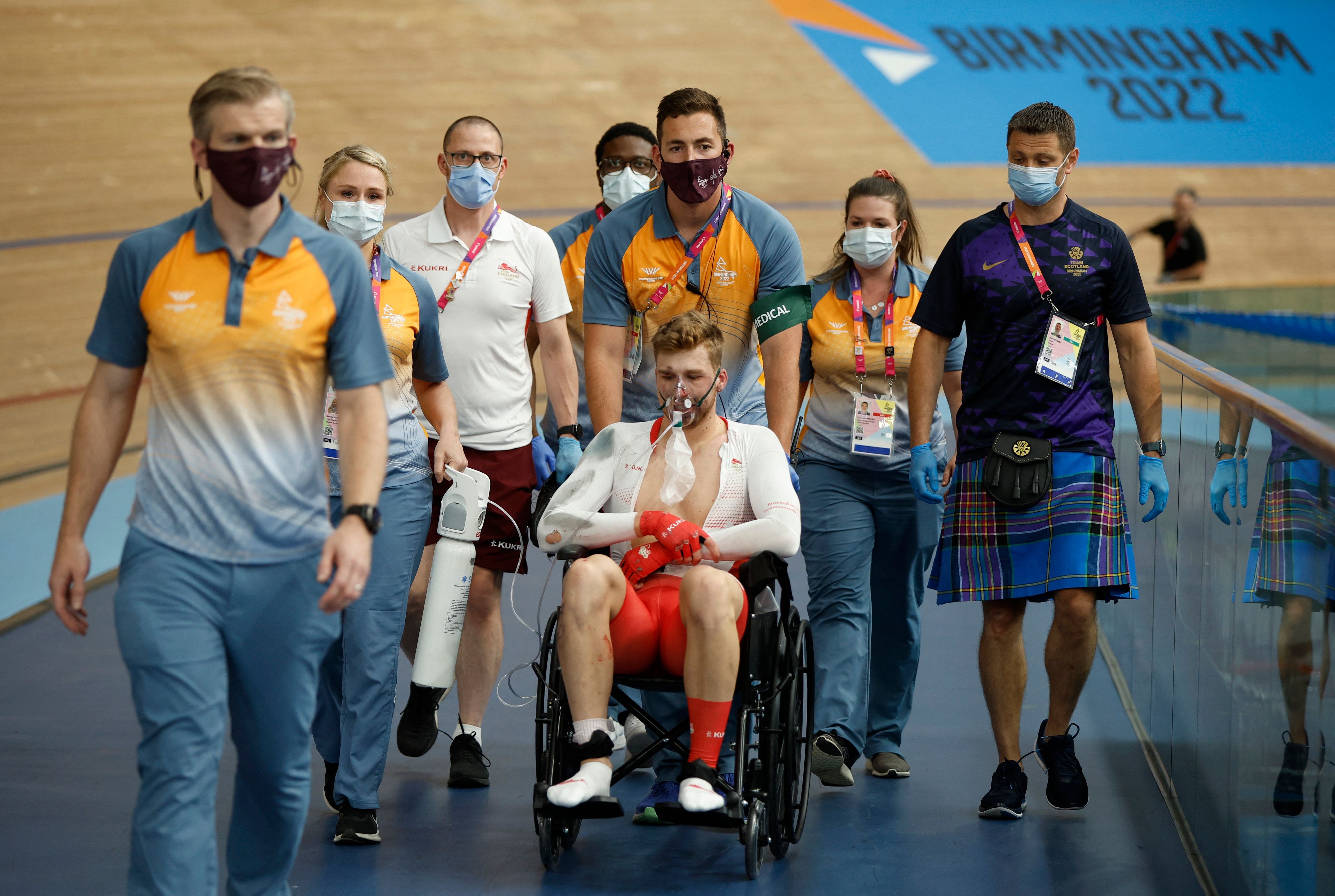 Truman wir mit einer Sauerstoffmaske abtransportiert.