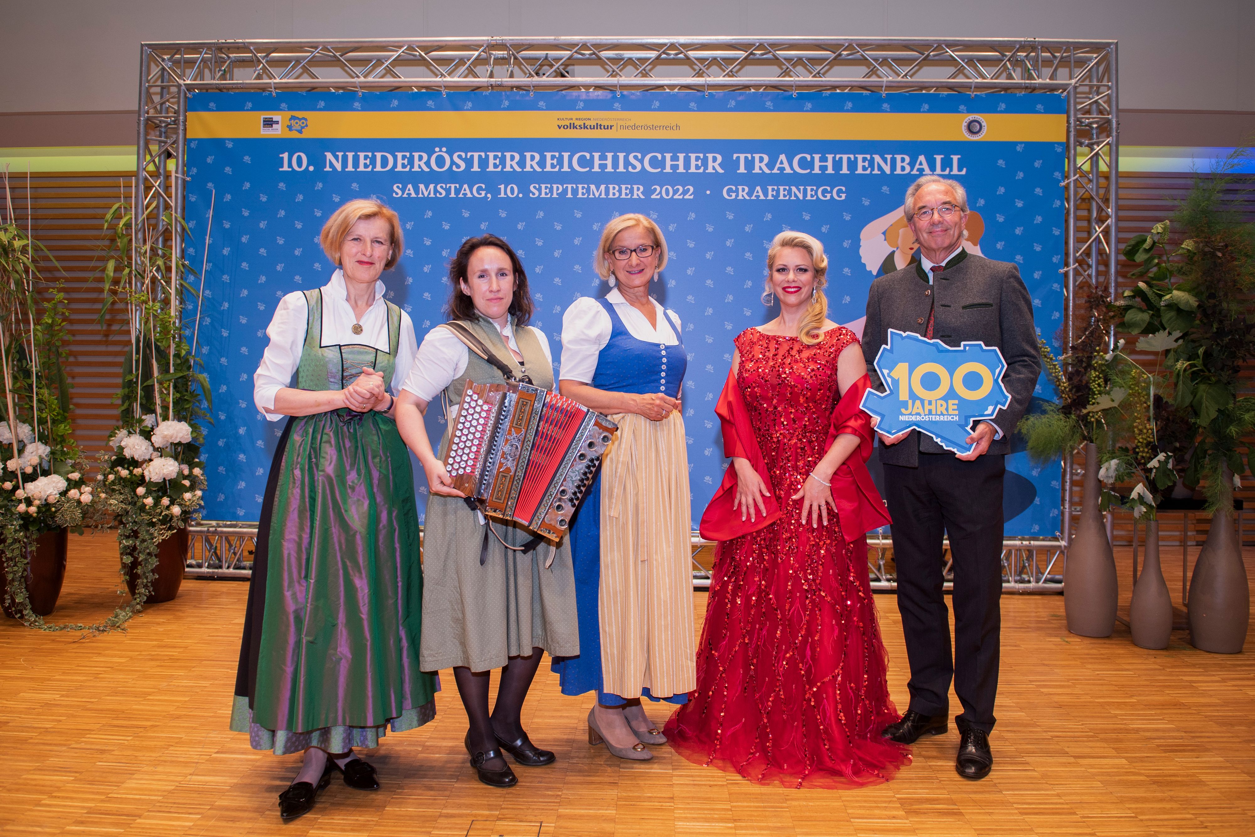 Dorli Draxler, Geschäftsführerin Volkskultur Niederösterreich, Marie Theres Stickler (Ensemble Die Tanzgeiger), Landeshauptfrau Johanna Mikl-Leitner, Sopranistin Daniela Fally und Tassilo Metternich-Sàndor (Ballkomitee). Foto: 