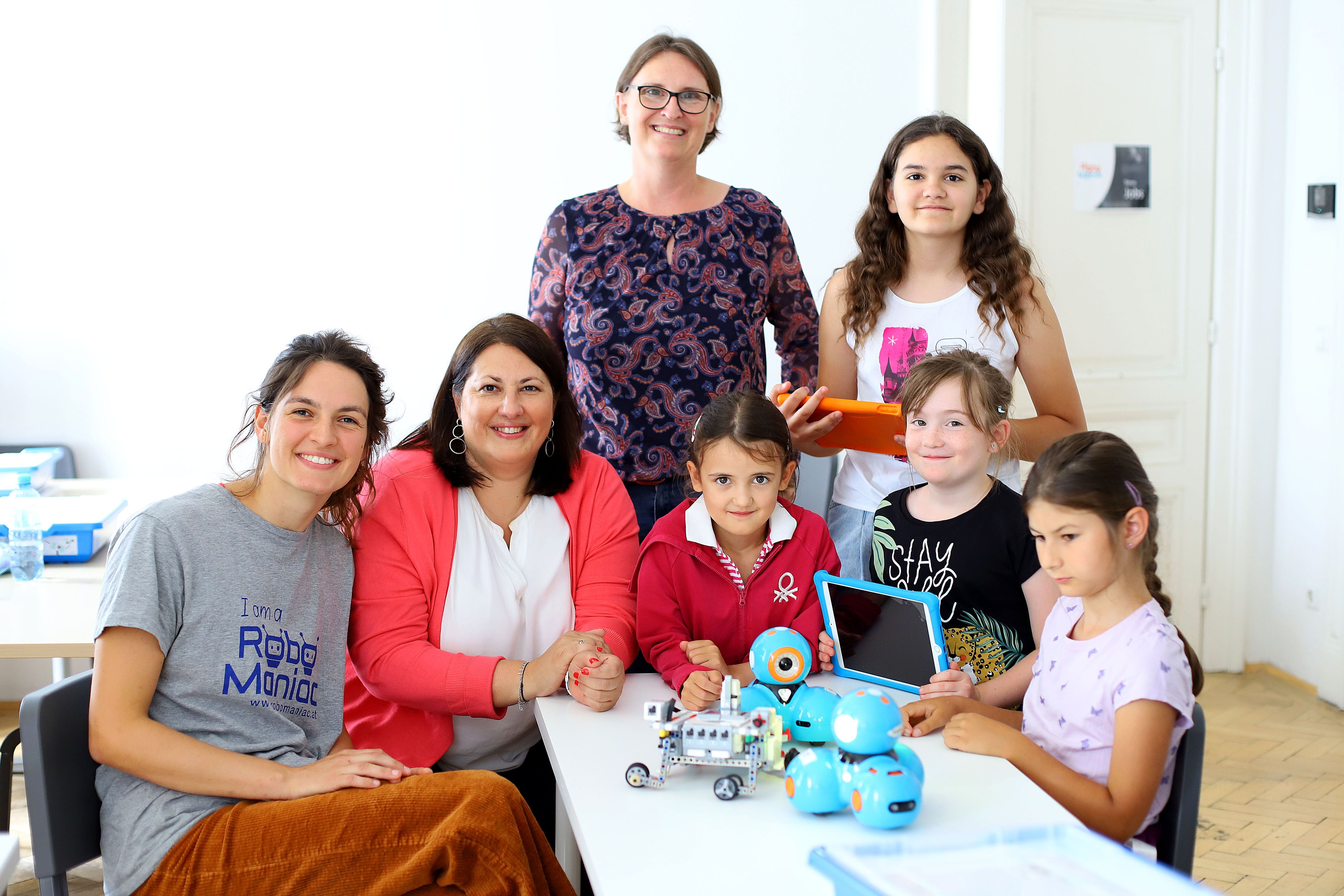 Vizebürgermeisterin und Frauenstadträtin Kathrin Gaál (2.v.l.) besuchte einen „RoboManiac“-Workshop: Mareike (links) und „RoboManiac“-Chefin Catrin Meyringer (3.v.l.) zeigen Fiona (13, hinten), Helene (7, Mitte), Marlene (8) und Malin (8, rechts), wie der Dash-Roboter funktioniert.