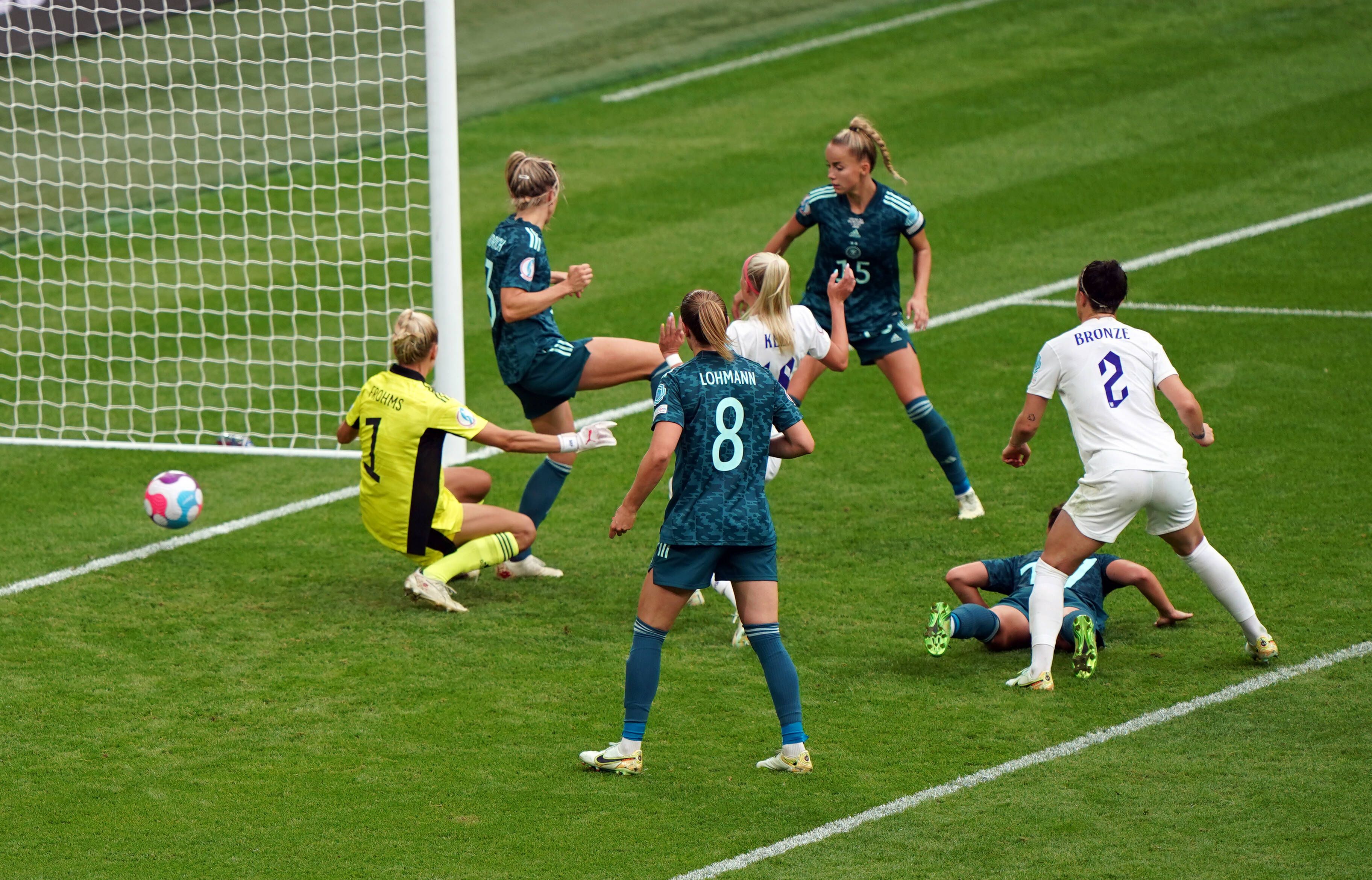 Kelly spitzelt den Ball zum 2:1 über die Linie.