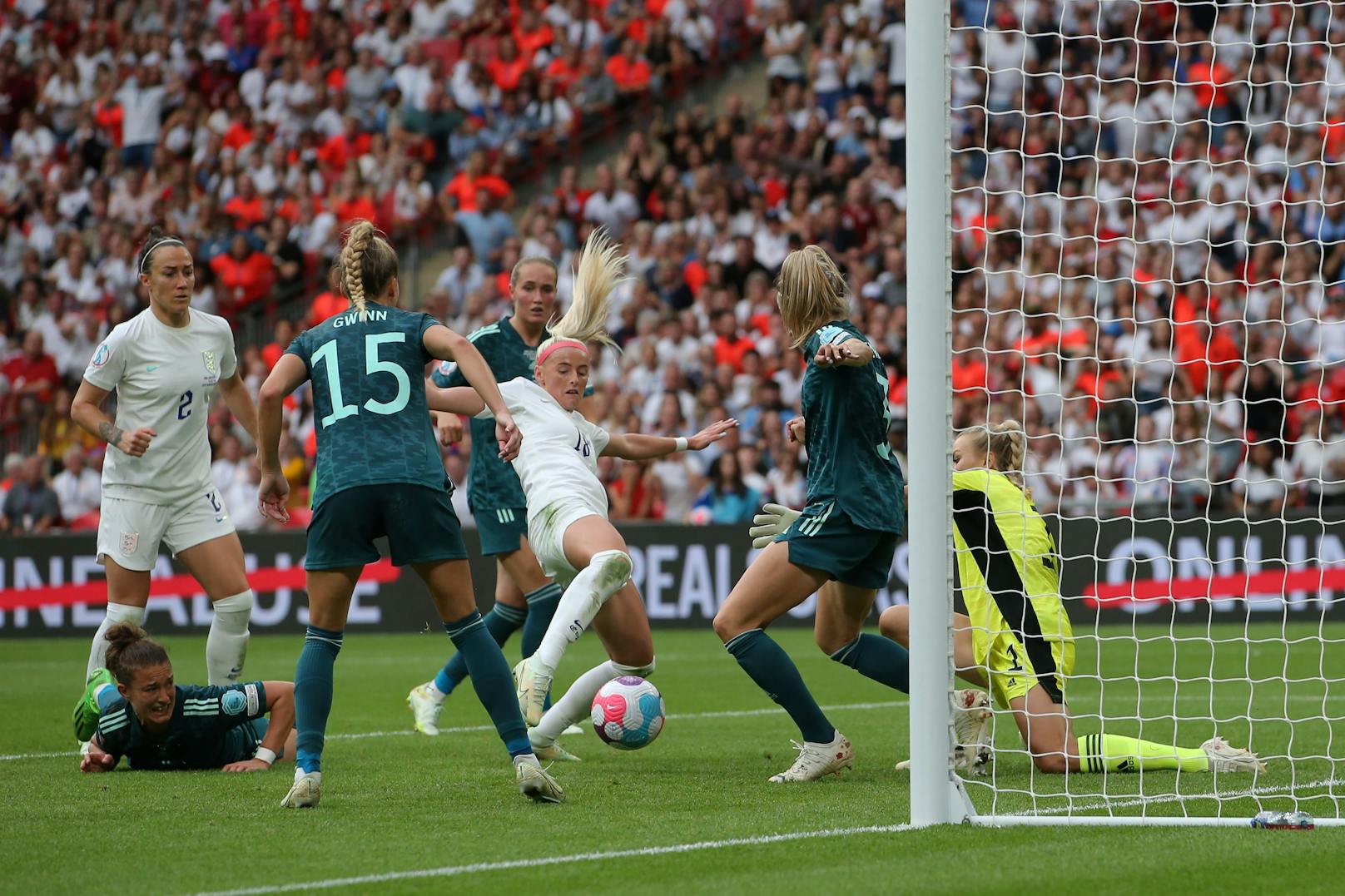 Im Finale im Wembley-Stadion gelang ein 2:1 gegen Deutschland nach Verlängerung.