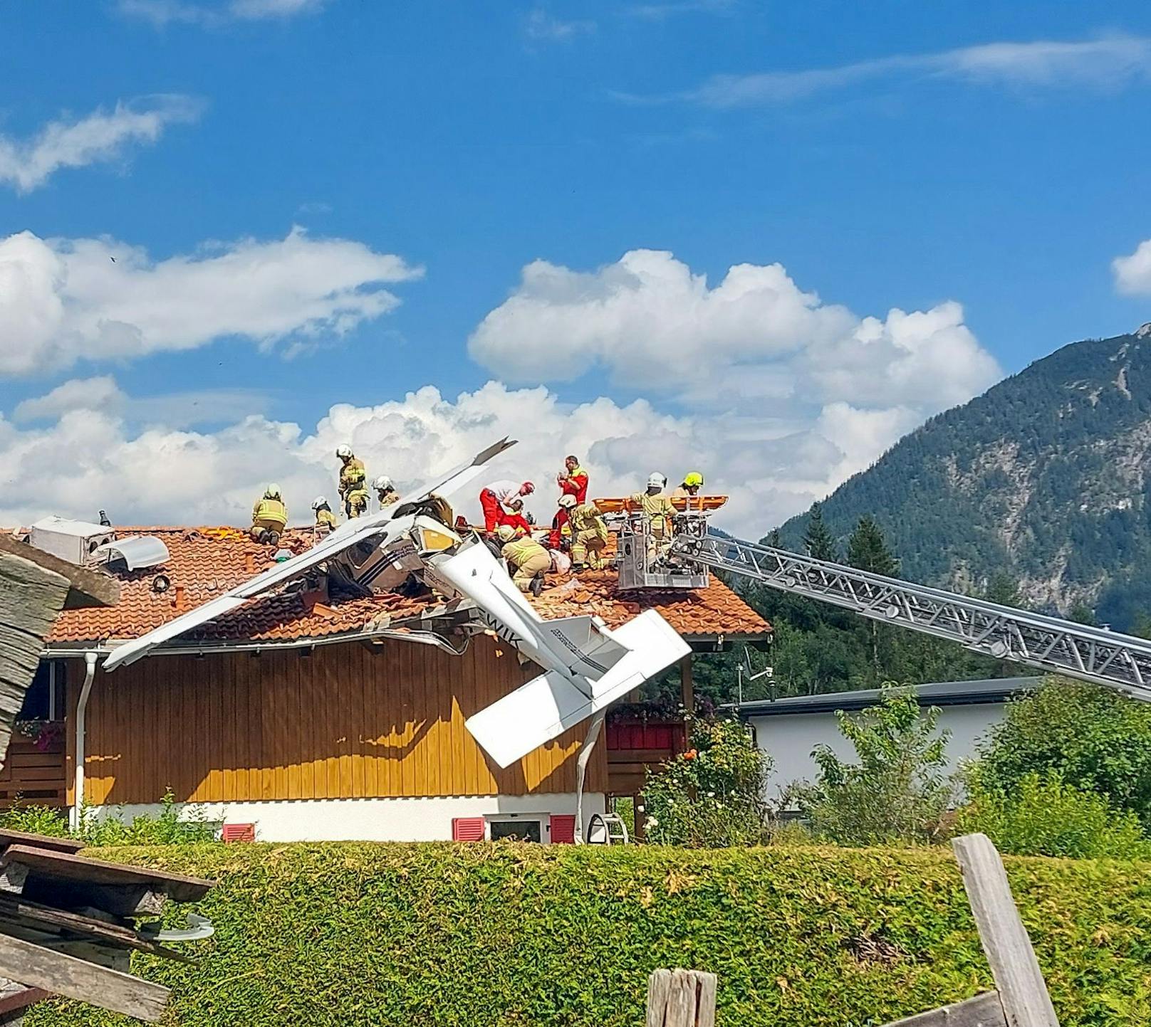 Zwei Schwerverletzte – Flugzeug stürzt auf Hausdach