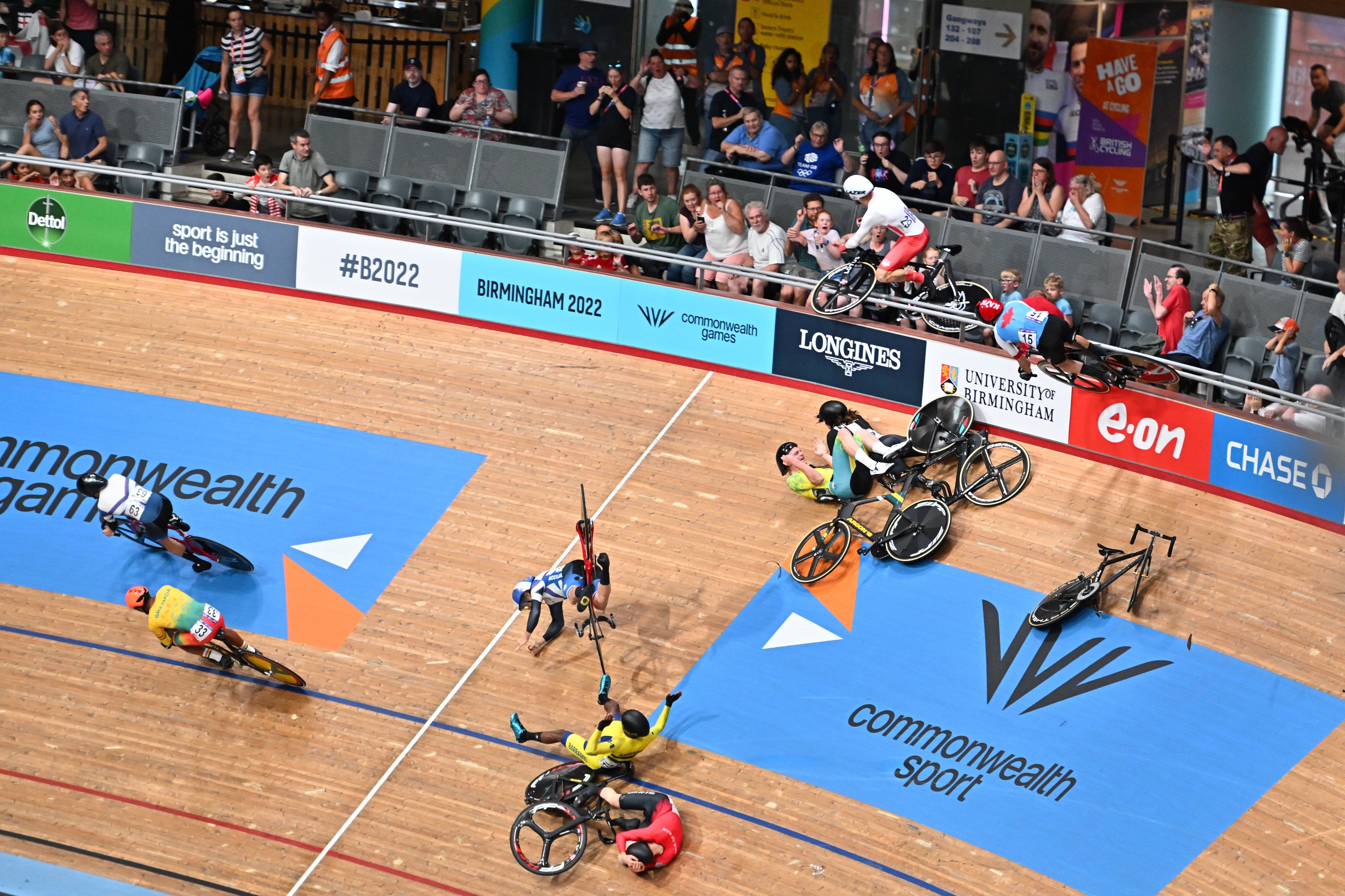  COM22 CYCLING QUALIFYING, Matt Walls of England crashes over the rail into the crowd as George Jackson of New Zealand and Joshua Duffy of Australia fall, in the Mens 15km Scratch Race on Day 3 of the XXII Commonwealth Games at the Lee Valley VeloPark in Birmingham, England, Sunday, July 31, 2022.  ACHTUNG: NUR REDAKTIONELLE NUTZUNG, KEINE ARCHIVIERUNG UND KEINE BUCHNUTZUNG BIRMINGHAM UNITED KINGDOM PUBLICATIONxINxGERxSUIxAUTxONLY Copyright: xWILLxPALMERx 20220731001685198548