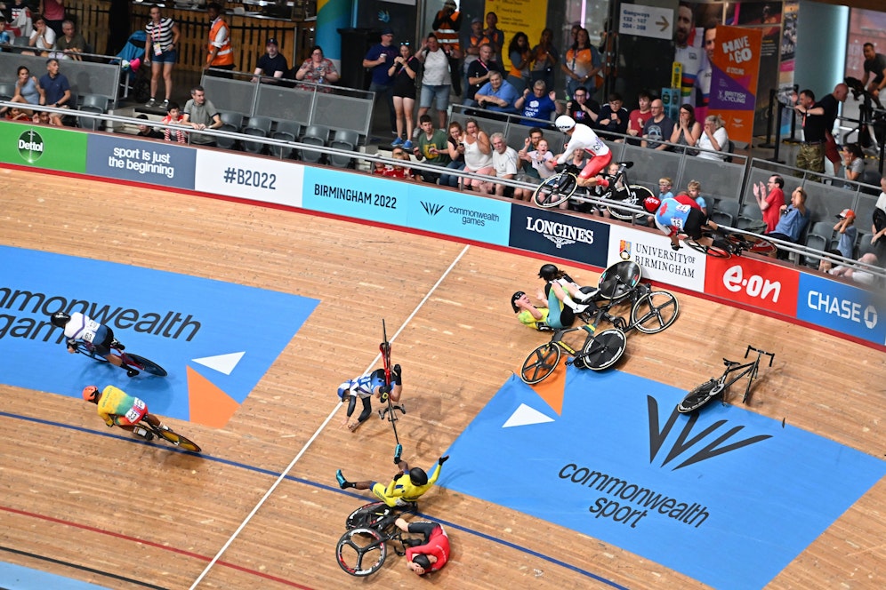 Olympiasieger Walls fliegt in die Zuschauerränge.