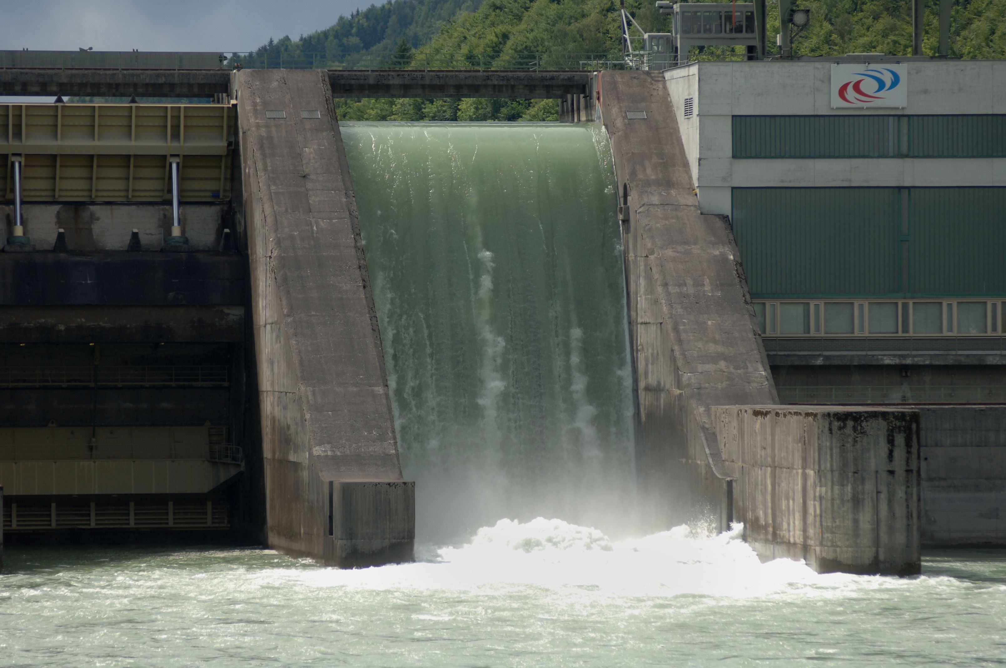 Download von www.picturedesk.com am 31.07.2022 (20:18).  Die Staumauer und der Überlauf des Drau-Flusskraftwerkes Feistritz im Rosental in Kärnten, aufgenommen am 31. Mai 2006. - 20060601_PD7392 - Rechteinfo: Rights Managed (RM)