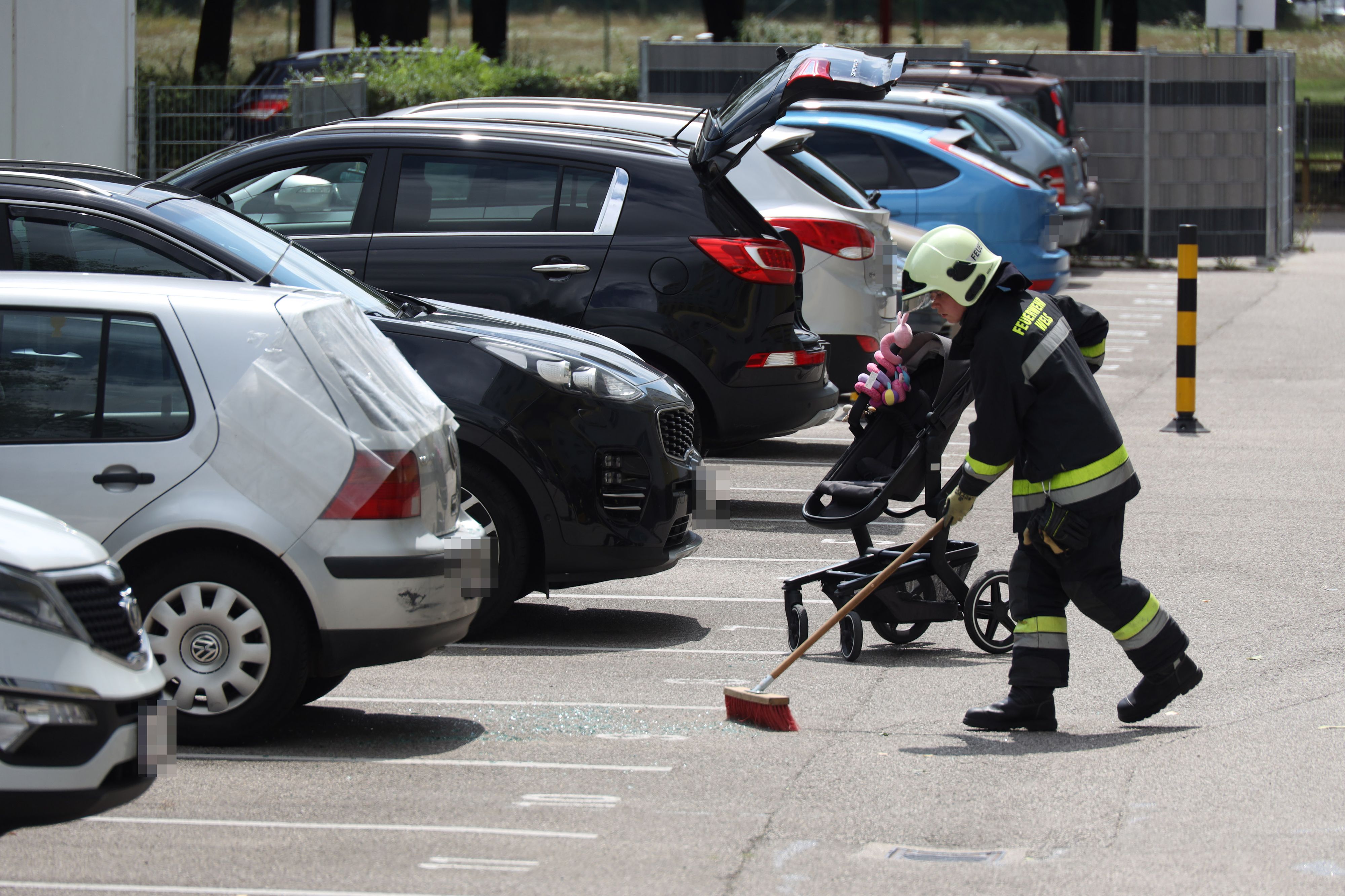 In Wels konnte ein Baby aus einem verschlossenen Auto gerettet werden.