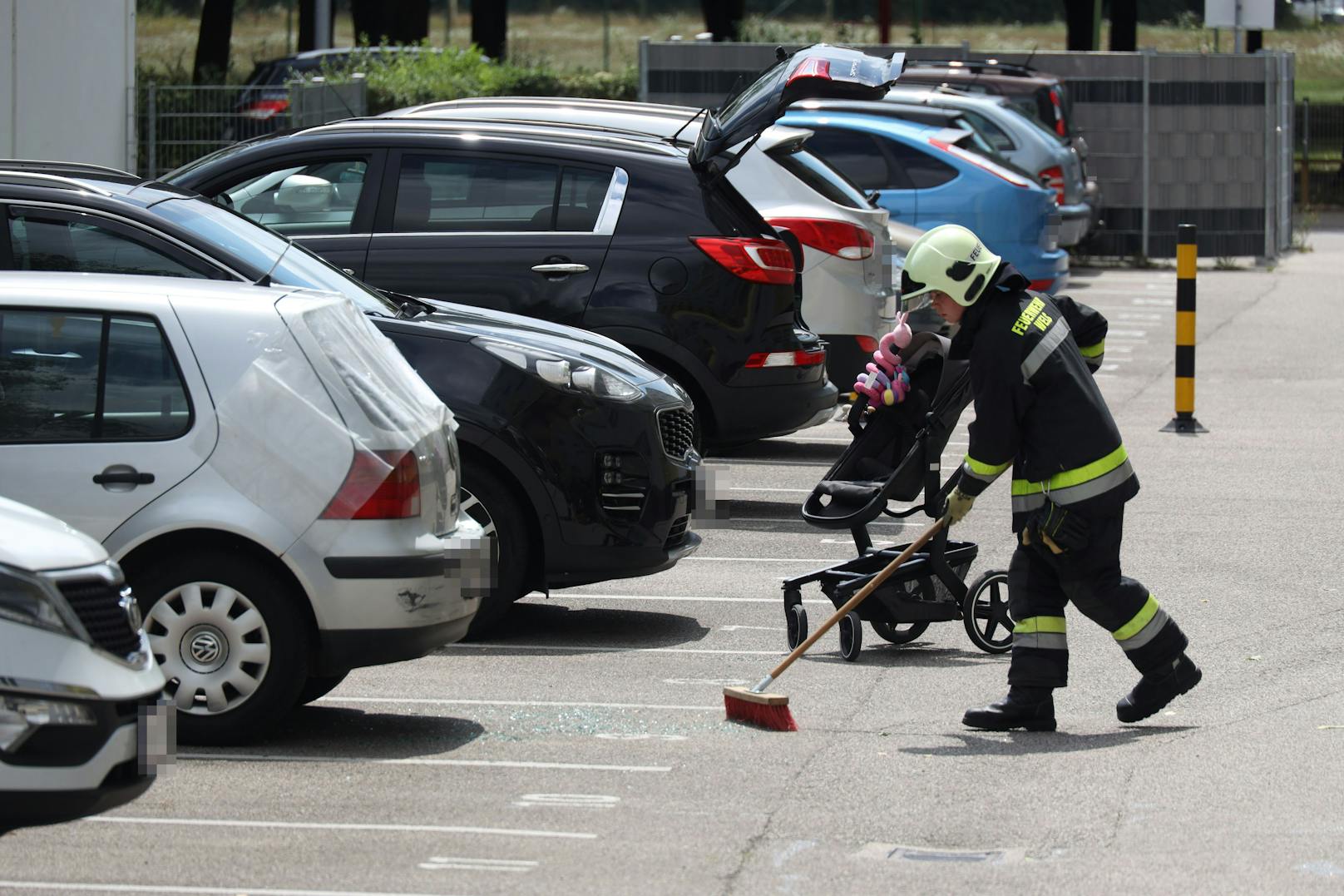 Die Welser Feuerwehr übernahm die Aufräumarbeit nach Rettung des Babys.