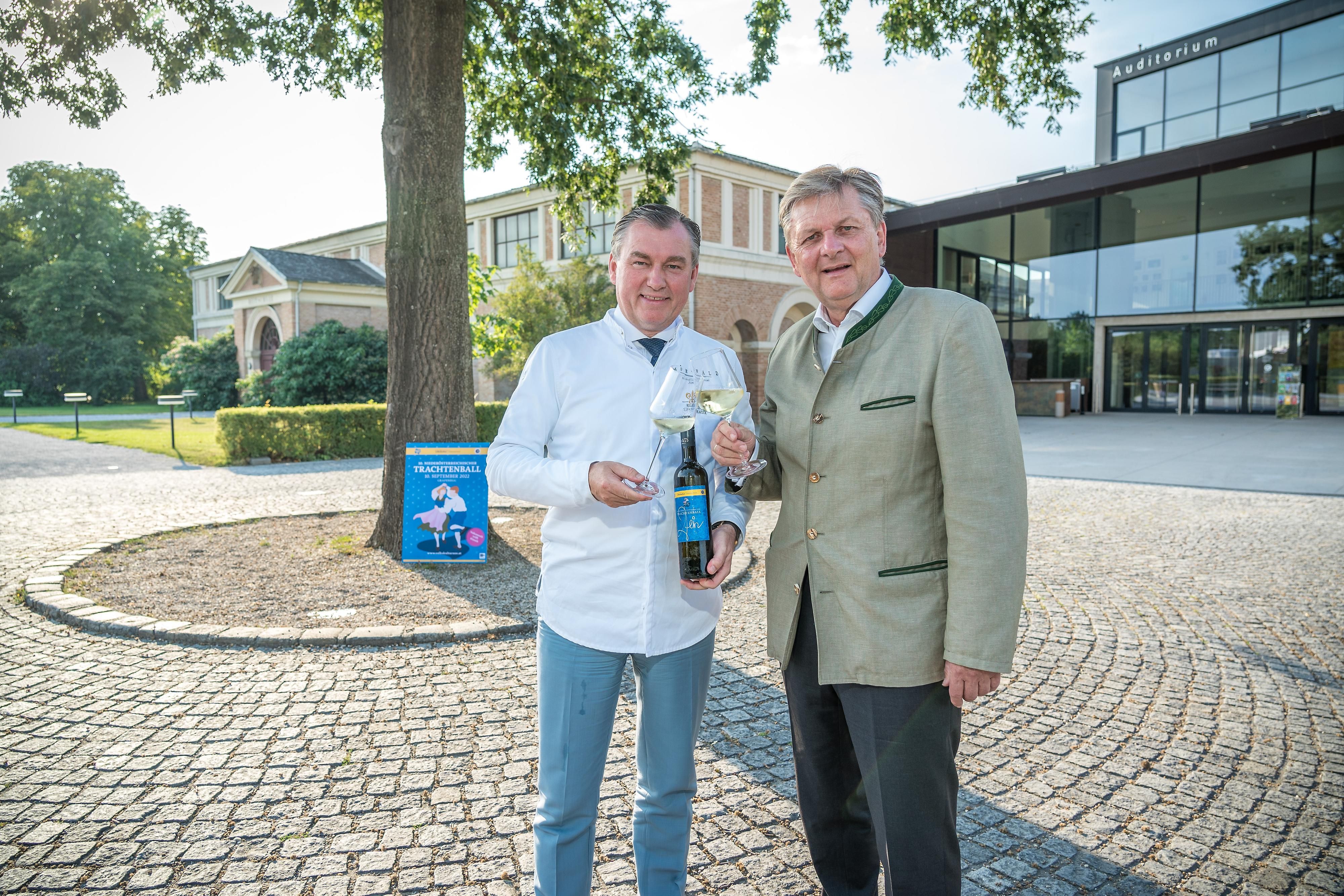 Fotoshooting im Vorfeld des 10. Niederösterreichischen Trachtenballs beim Restaurant Mörwald und im Park des Schloss Grafenegg (bei Reitschule und Auditorium) samt Mörwald-Wein, Grafenegg, 21.7.2022, -  Ballobmann Reinhald WOLF, Toni MÖRWALD 