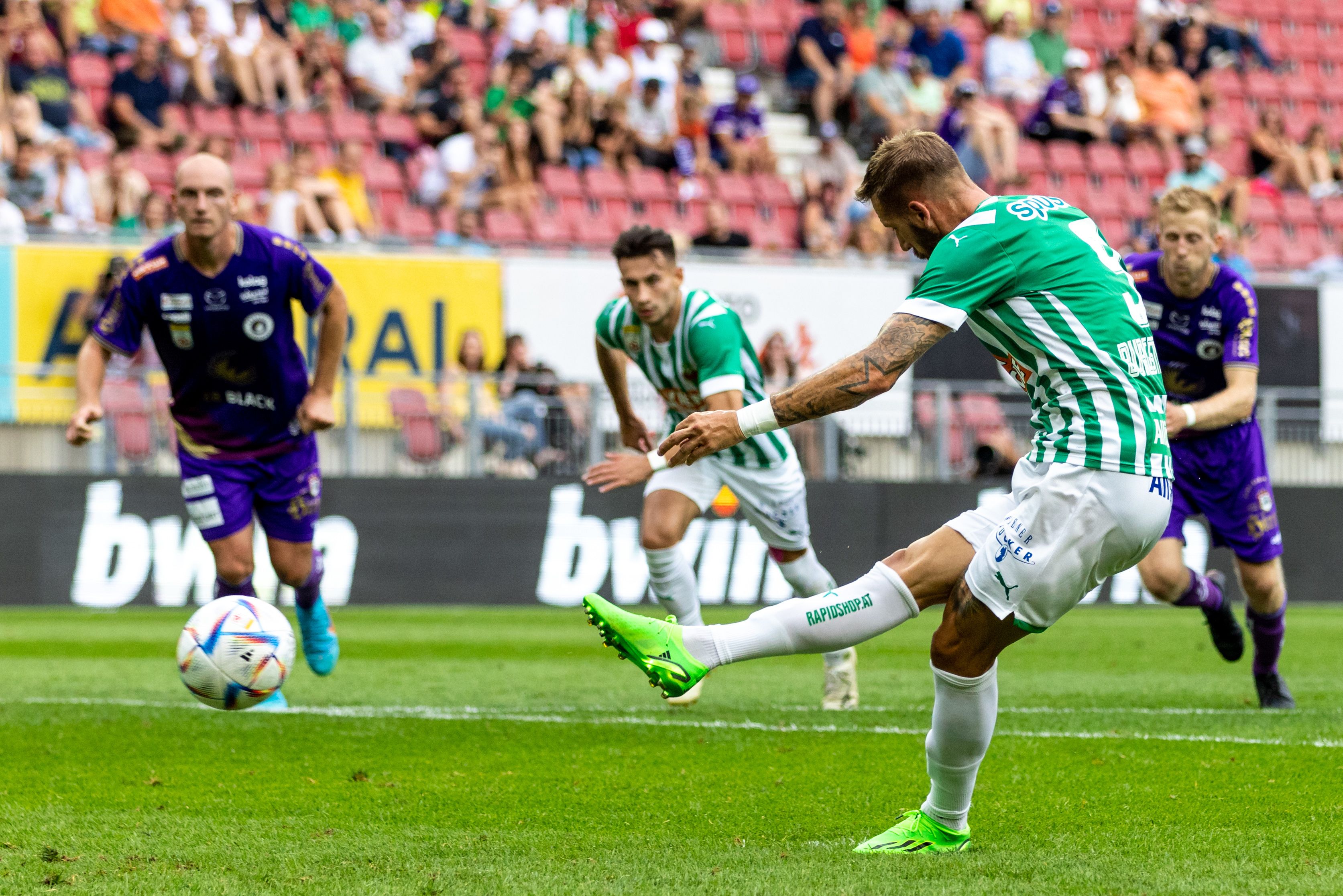 Burgstaller versenkt den Elfer zum 1:0.