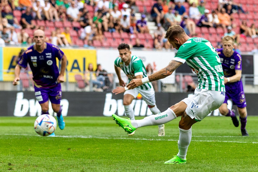 Burgstaller versenkt den Elfer zum 1:0.