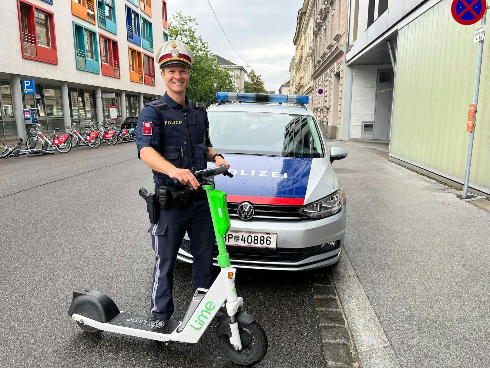 Ein Linzer Polizist verfolgte einen Fahrerflüchtigen mit dem E-Scooter.