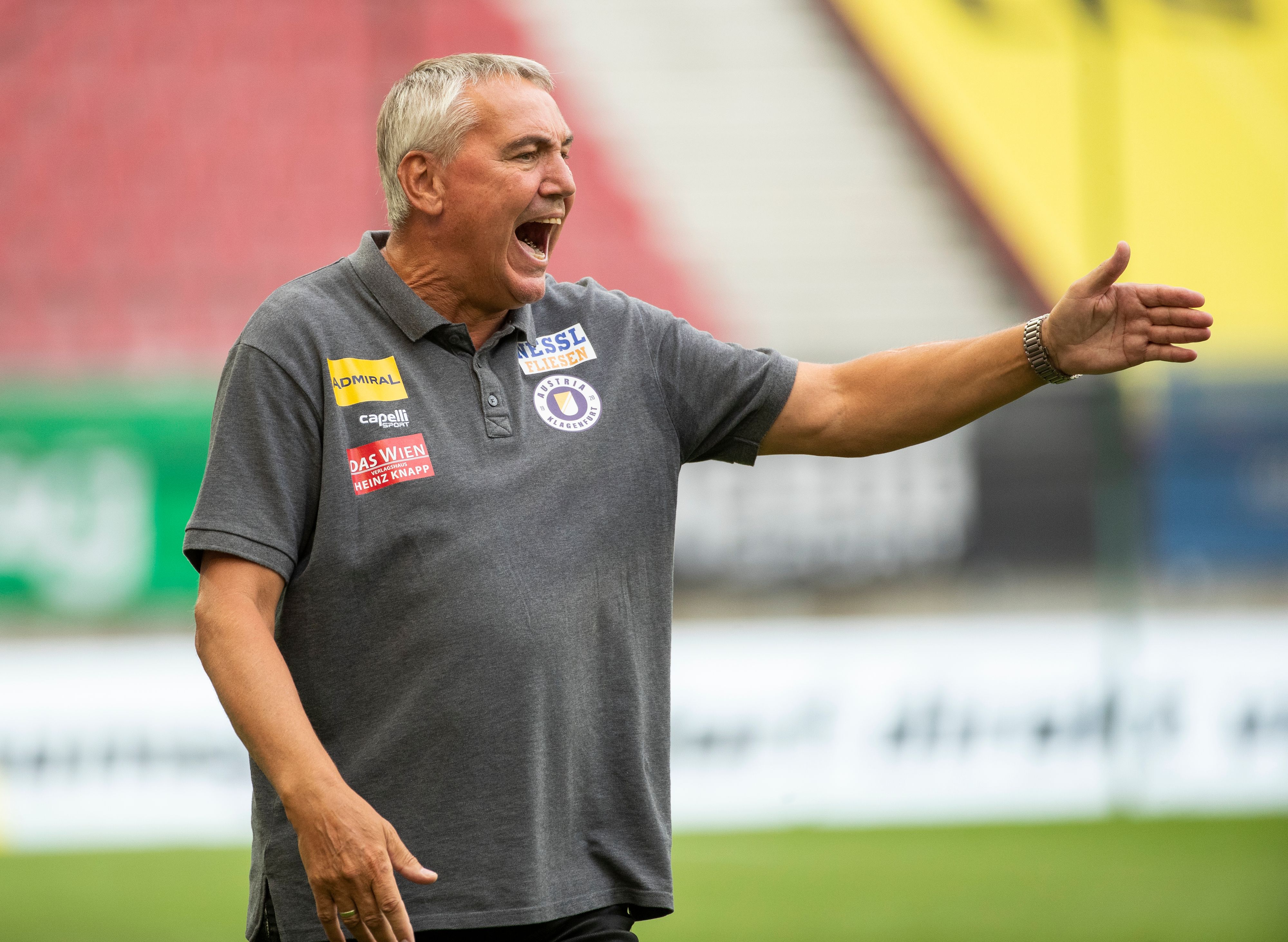 Peter Pacult dirigiert an der Seitenlinie.