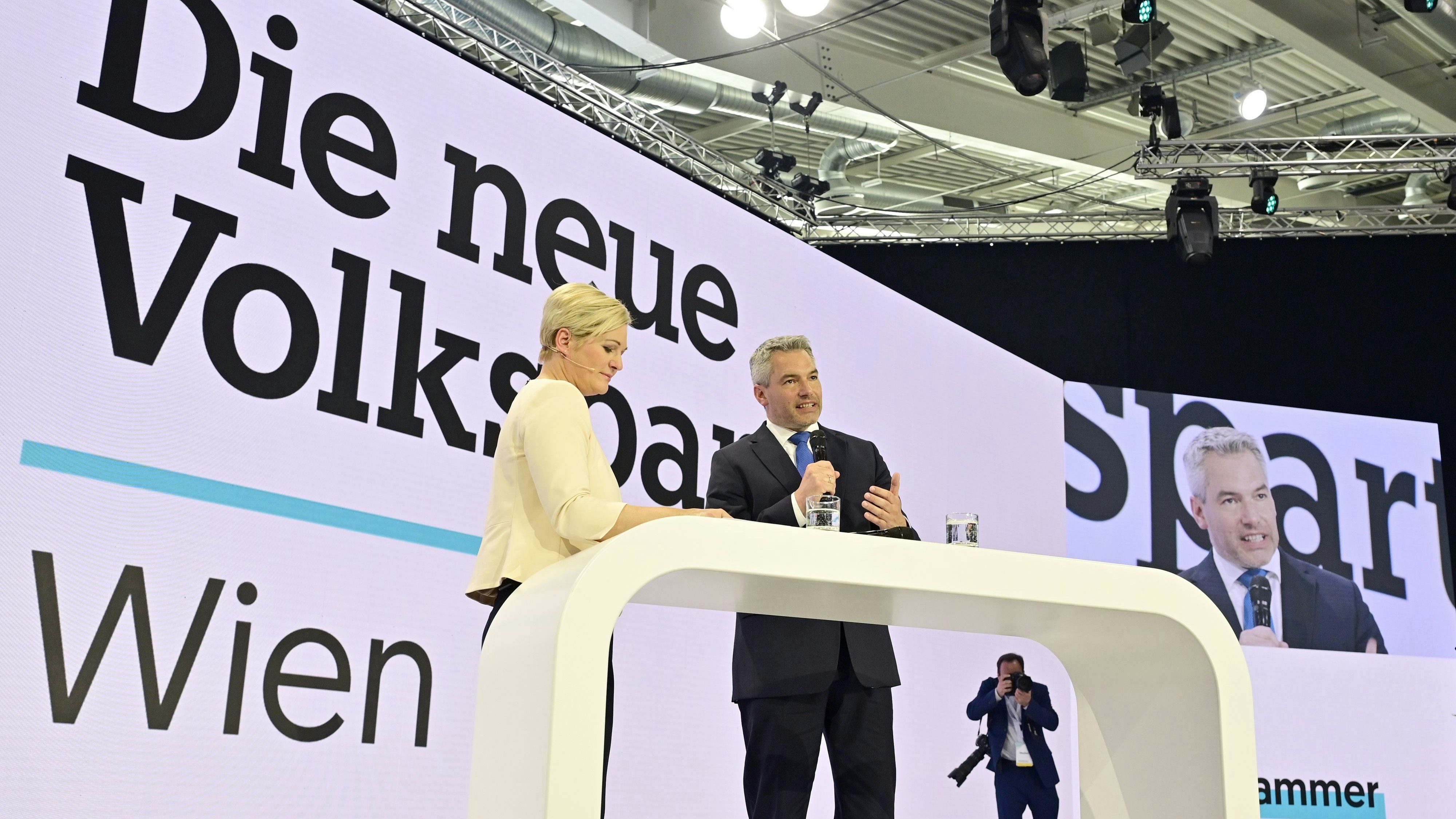 Download von www.picturedesk.com am 31.07.2022 (17:02).  ABD0069_20220520 - WIEN - ÖSTERREICH: Bundeskanzler Karl Nehammer im Rahmen des 37. Landesparteitag der ÖVP Wien unter dem Motto - Entscheidende Zeiten. Für Wien. - am Freitag, 20. Mai 2022 in Wien. - FOTO: APA/HANS PUNZ - 20220520_PD7694 - Rechteinfo: Rights Managed (RM)