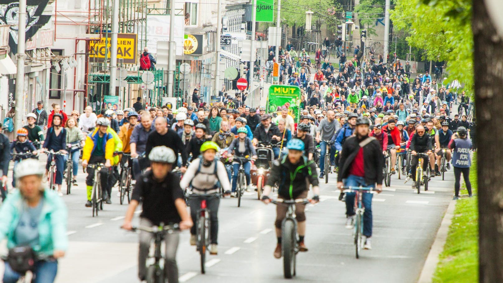 Mehrere Klimabewegungen rufen am 5. August 2022 zum ersten "Heisl Bike Ride" in Wien auf.