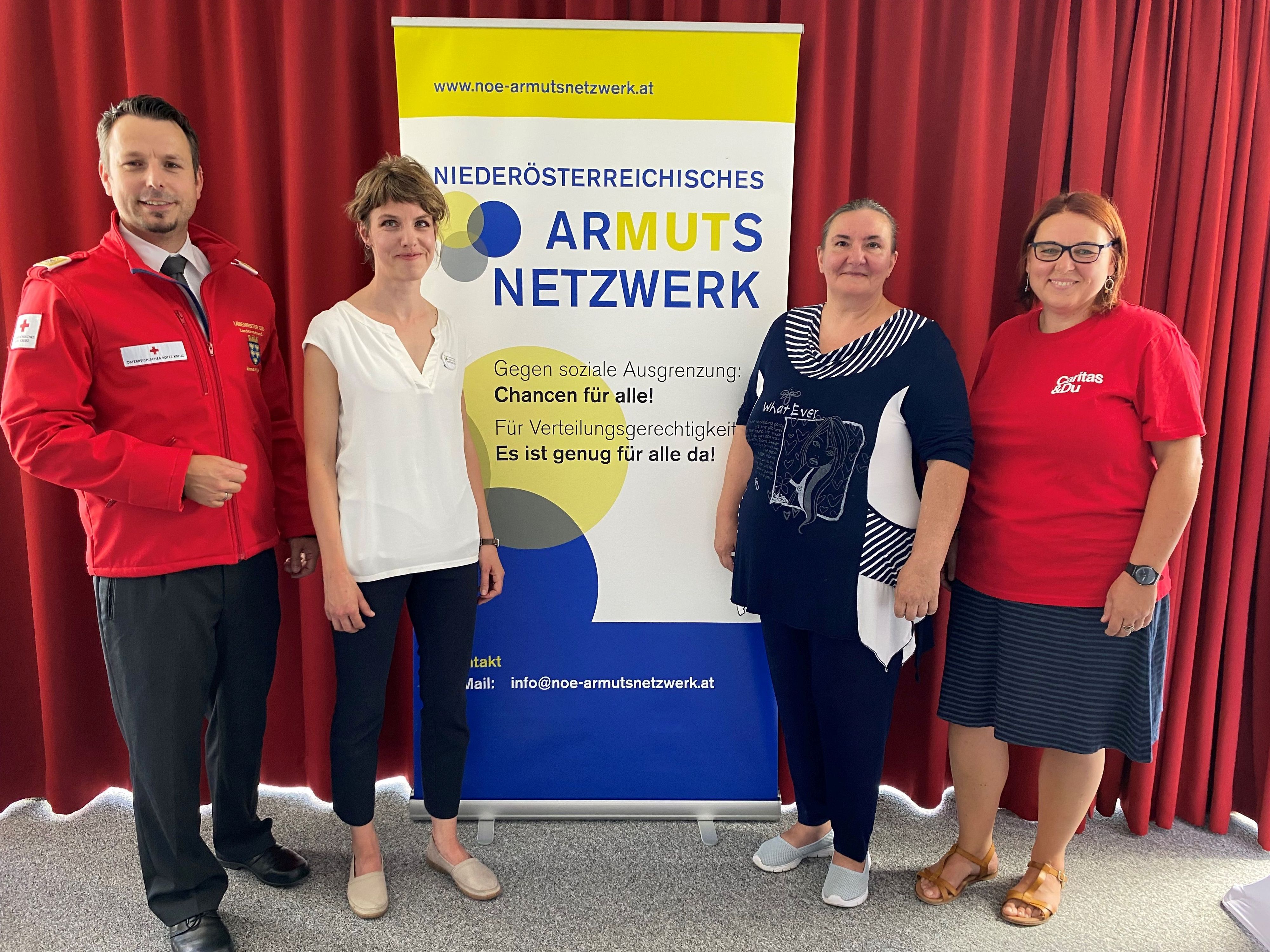 Informierten kürzlich in einer Pressekonferenz in Baden über Teuerungswelle und Armuts-Problematik: Hannes Buxbaum (Rotes Kreuz NÖ), Barbara Bühler (NÖ Armutsnetzwerk), Betroffene Gabriela Z. und Ulrike Oforha von der Caritas Erzdiözese Wien