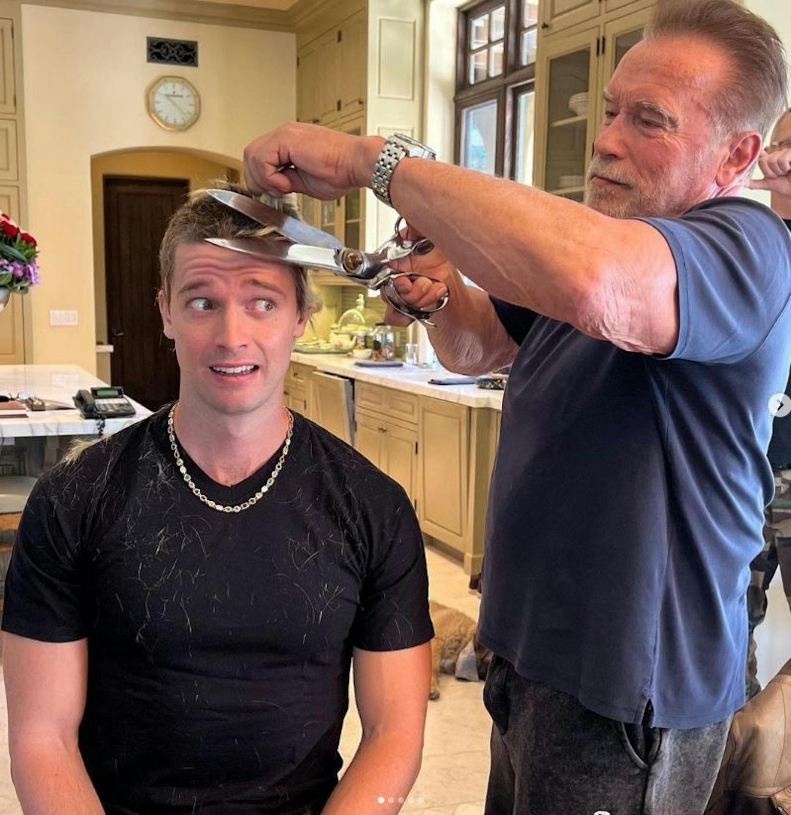 Arnold Schwarzenegger schneidet seinem Sohn die Haare. Patrick ist sehr skeptisch...
