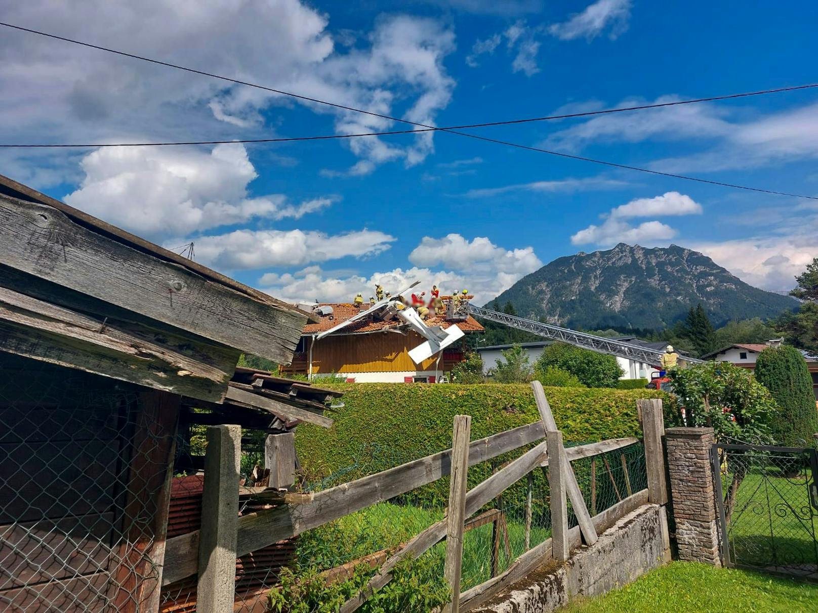 In Höfen bei Reutte ist am Sonntagnachmittag ein Flugzeug auf ein Hausdach gestürzt.