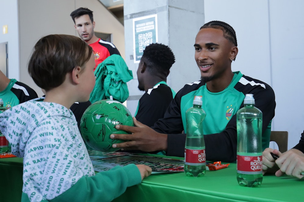 Emanuel Aiwu beim Tag der offenen Tür