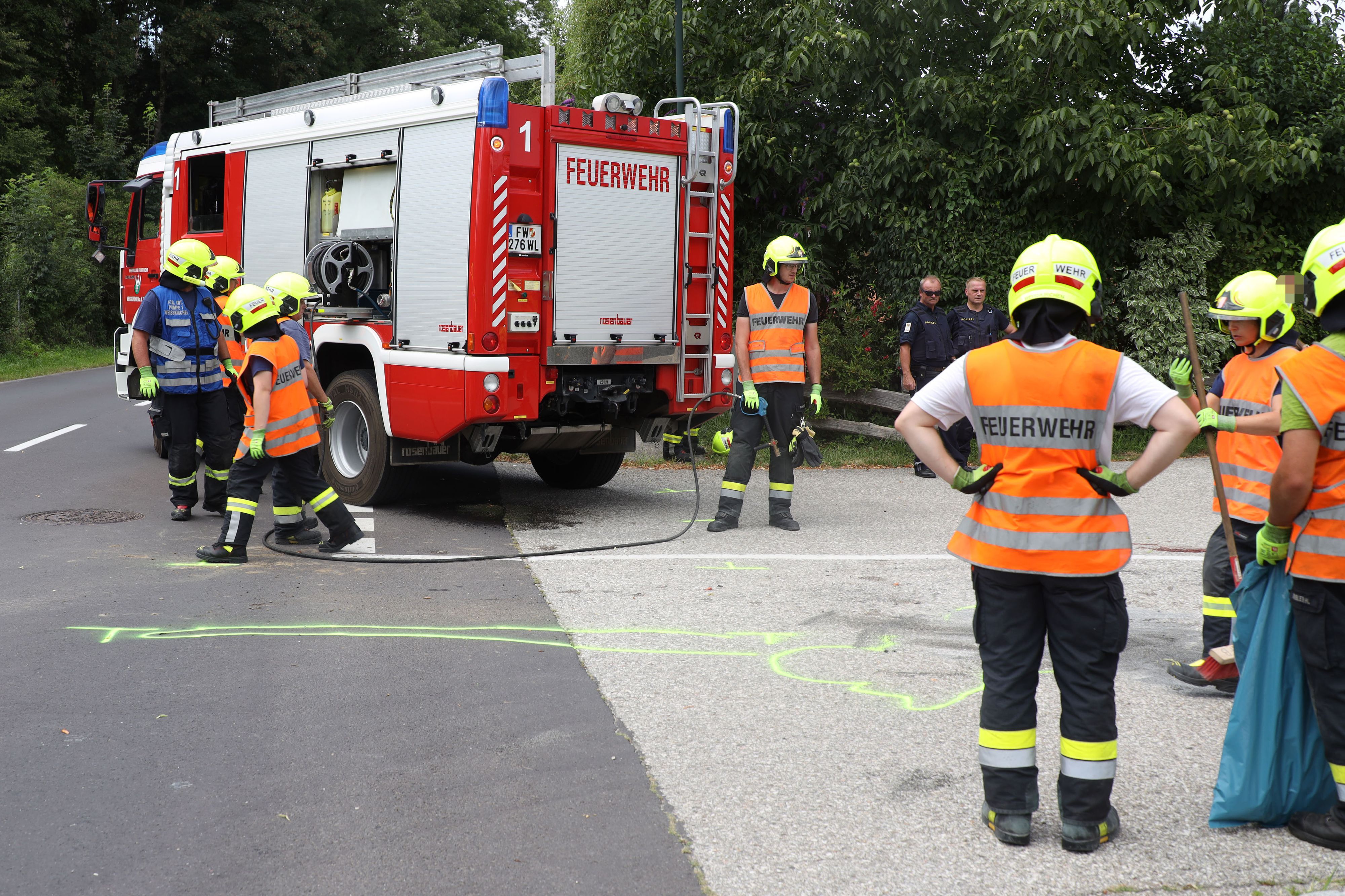Die Feuerwehr bei den Aufräumarbeiten nach dem Verkehrsunfall