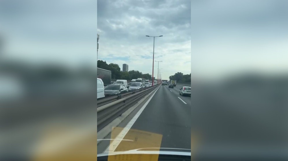 Aufgrund eines Massencrash kam es am Montagmorgen zu einem Riesenstau auf der A23.
