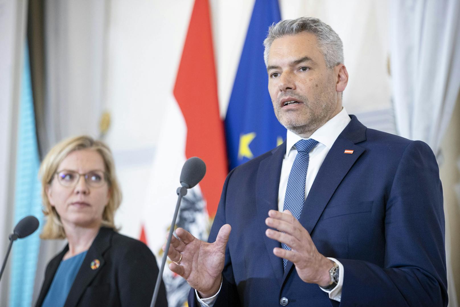 Energieministerin Leonore Gewessler (Grüne) sowie Bundeskanzler Karl Nehammer (ÖVP) nach dem Energie-Krisengipfel am 1. August 2022.