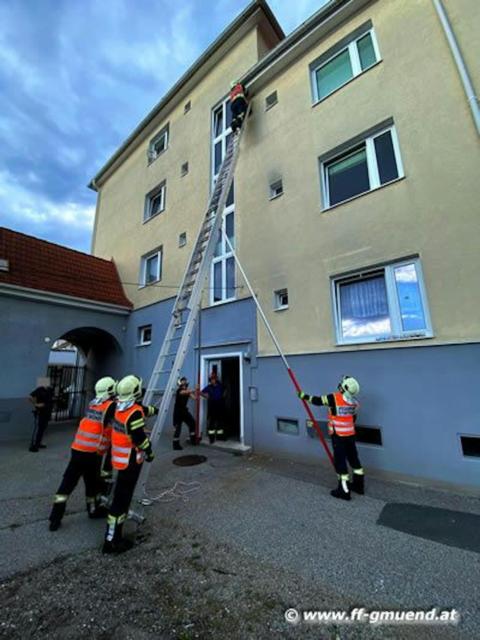 Einsatz in luftiger Höhe für die Feuerwehr Gmünd.