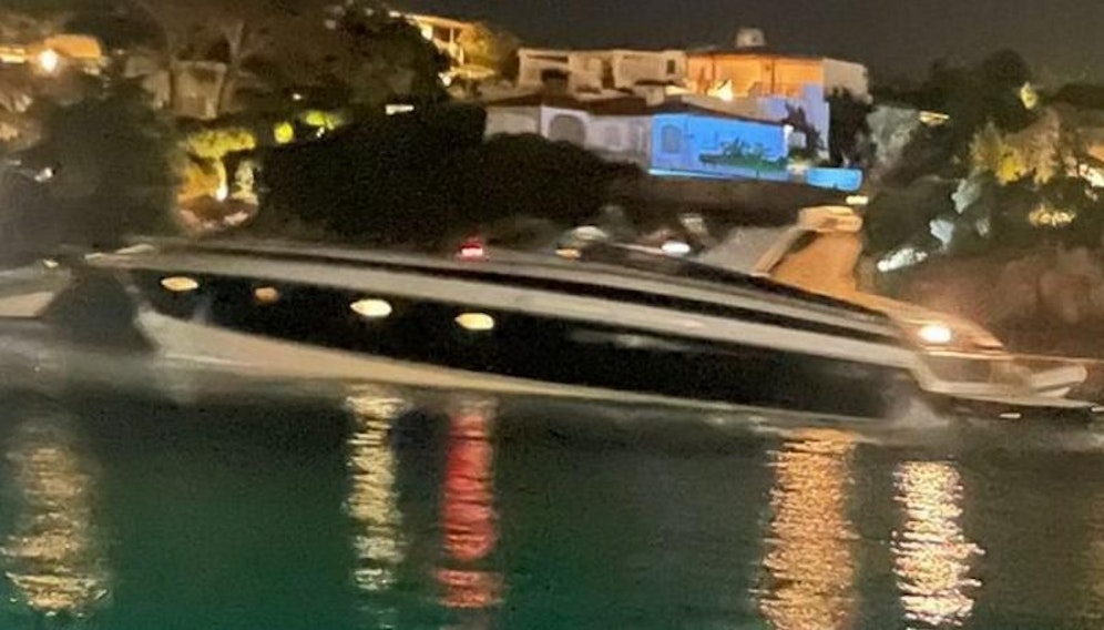 Eine etwa 21 Meter lange Jacht ist Sonntagabend gegen die Felsen vor dem Ferienort Porto Cervo (I) geraten.