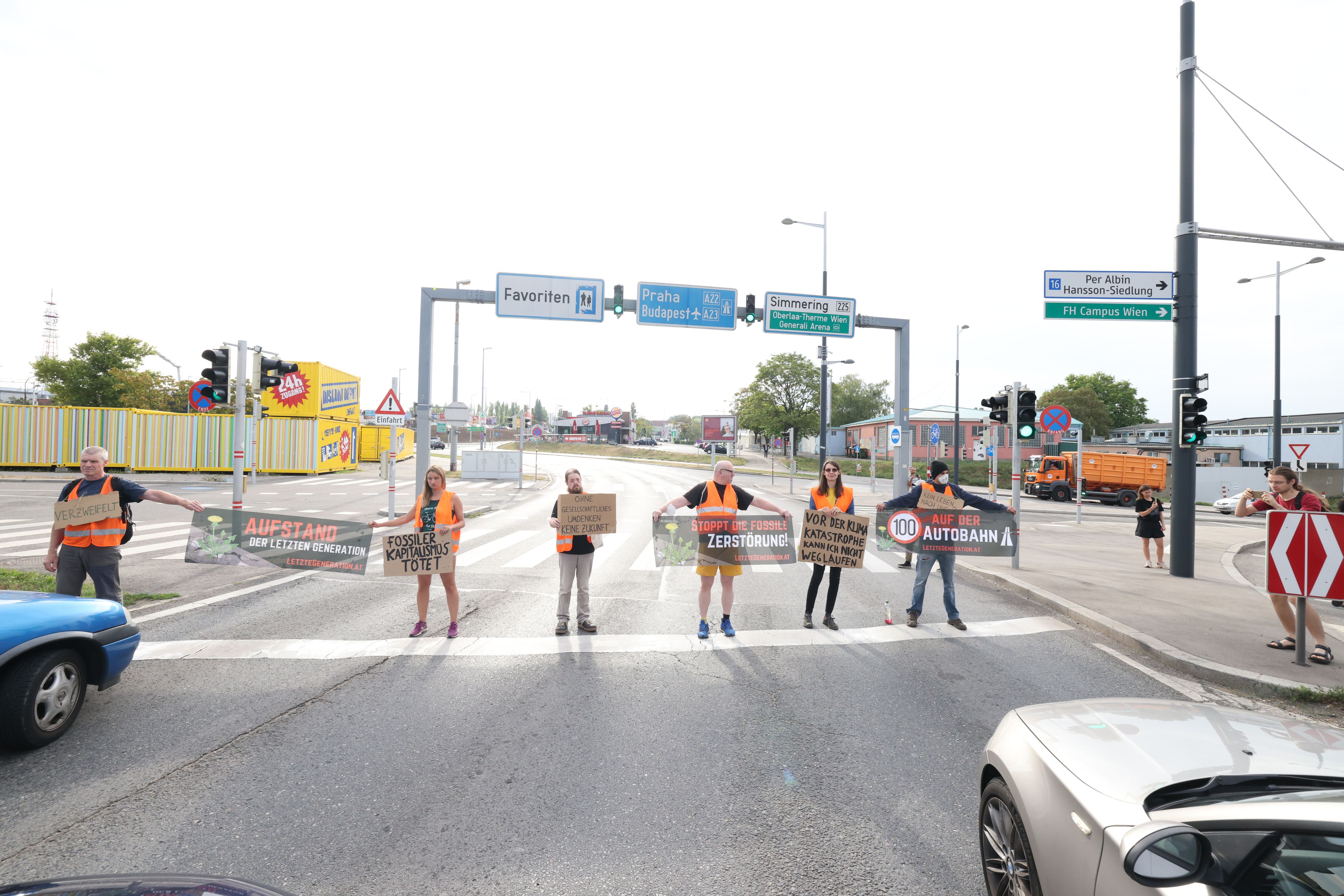 Aktivisten der letzten Generation blockierten Montagmorgen den Verteilerkreis Favoriten in Wien.