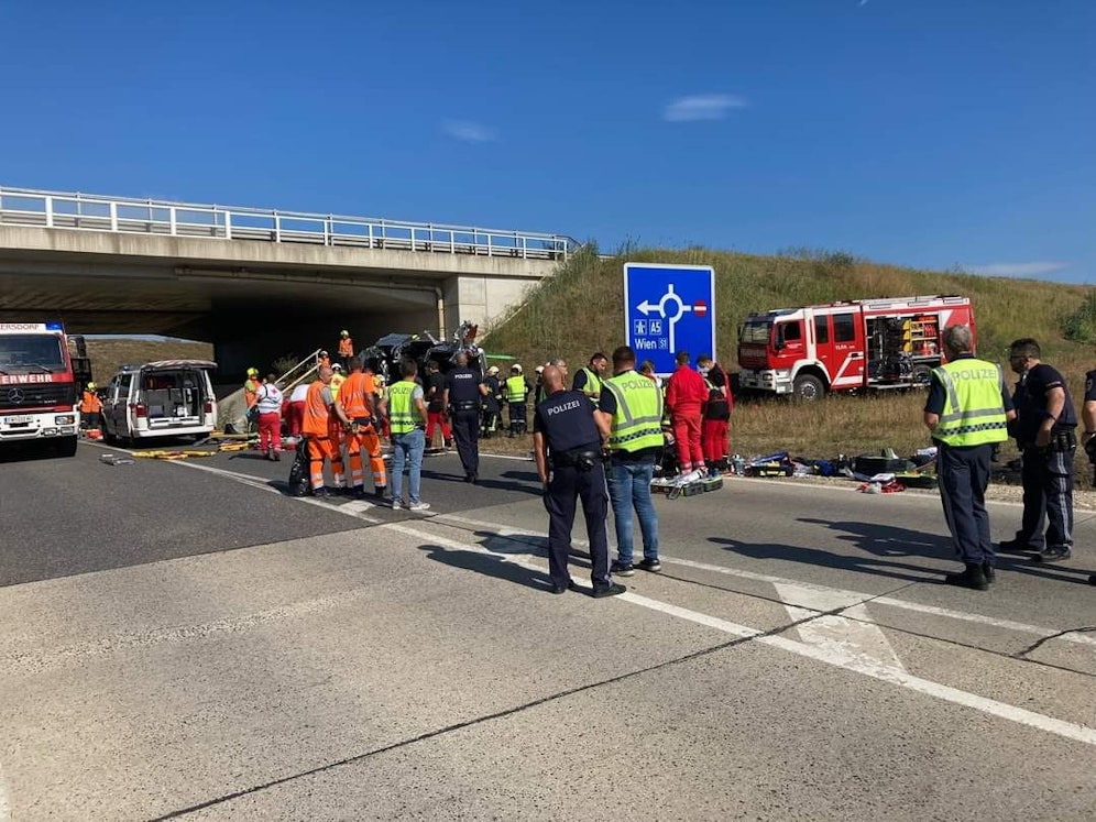 Kleinbus-Drama: Einsatzkräfte vor Ort