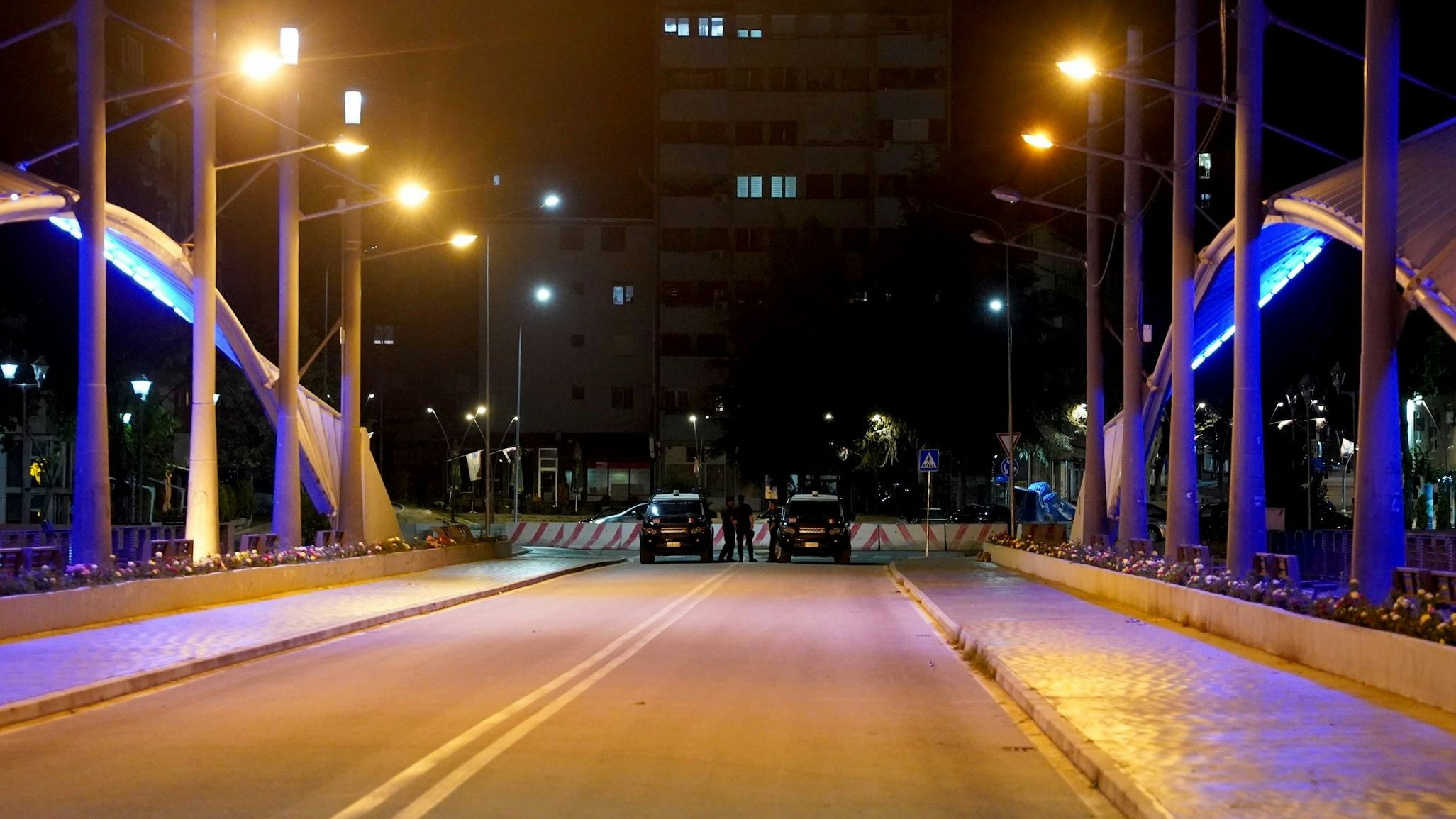 Download von www.picturedesk.com am 01.08.2022 (08:52).  31 July 2022, Kosovo, Mitrovica: Police officers secure a bridge with their vehicles while siren alarms are heard in the city. In the predominantly Serb-populated north of Kosovo, Serb militants set up barricades on Sunday. Unknown persons also fired shots in the direction of Kosovar police officers, but no one was injured, the police in Pristina said late Sunday evening. Photo: Festim Beqiri/TV7News /dpa - 20220731_PD15395 - Rechteinfo: Rights Managed (RM)