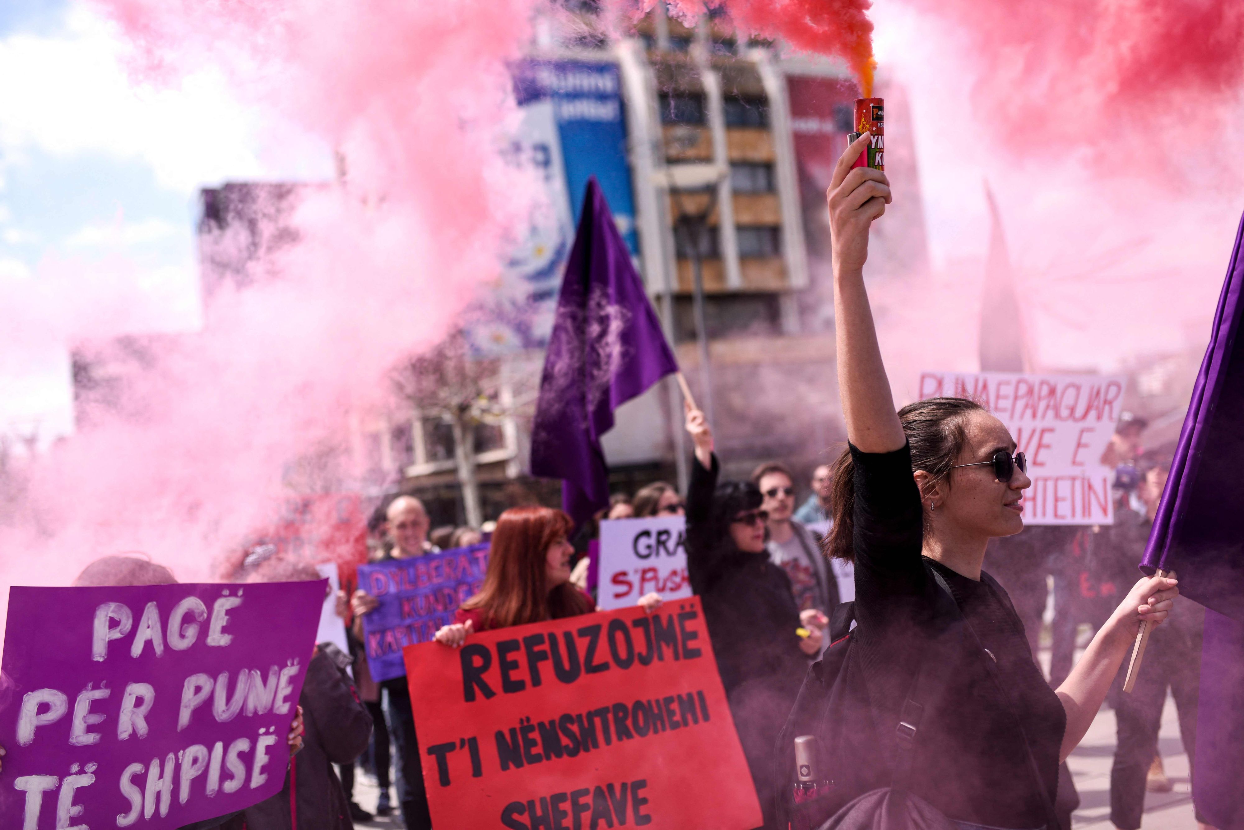 Immer wieder kommt es zu großen Demonstrationen von im Kosovo wohnhaften Serbinnen und Serben.