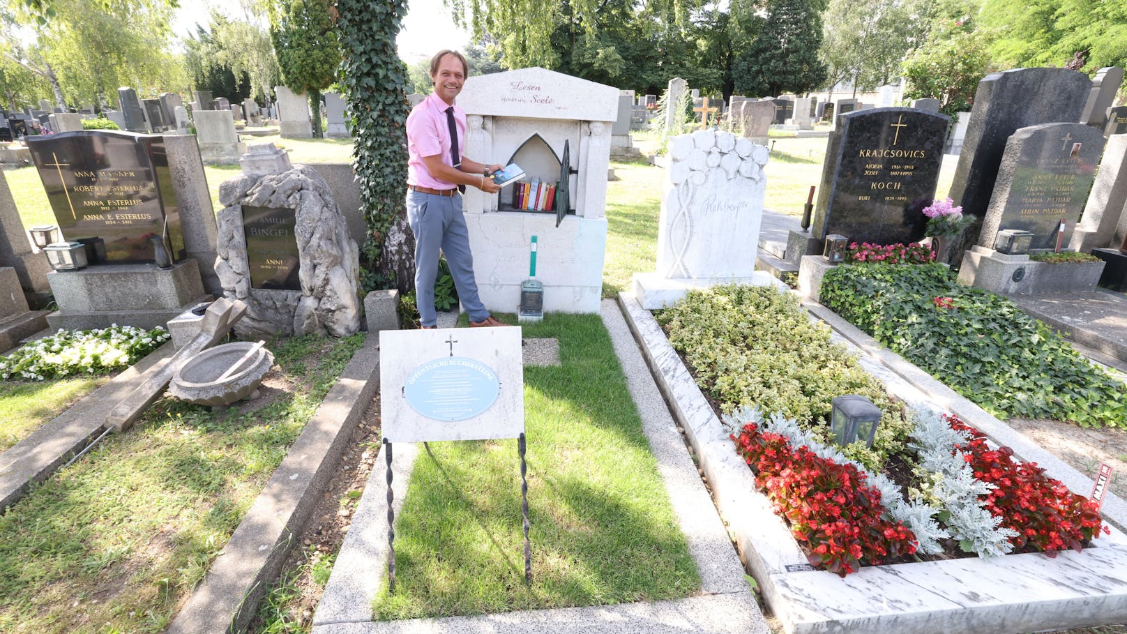 Leiter Walter Pois verwandelt aufgelassene Gräber am Matzleinsdorfer Friedhof in offene Büchegräber.