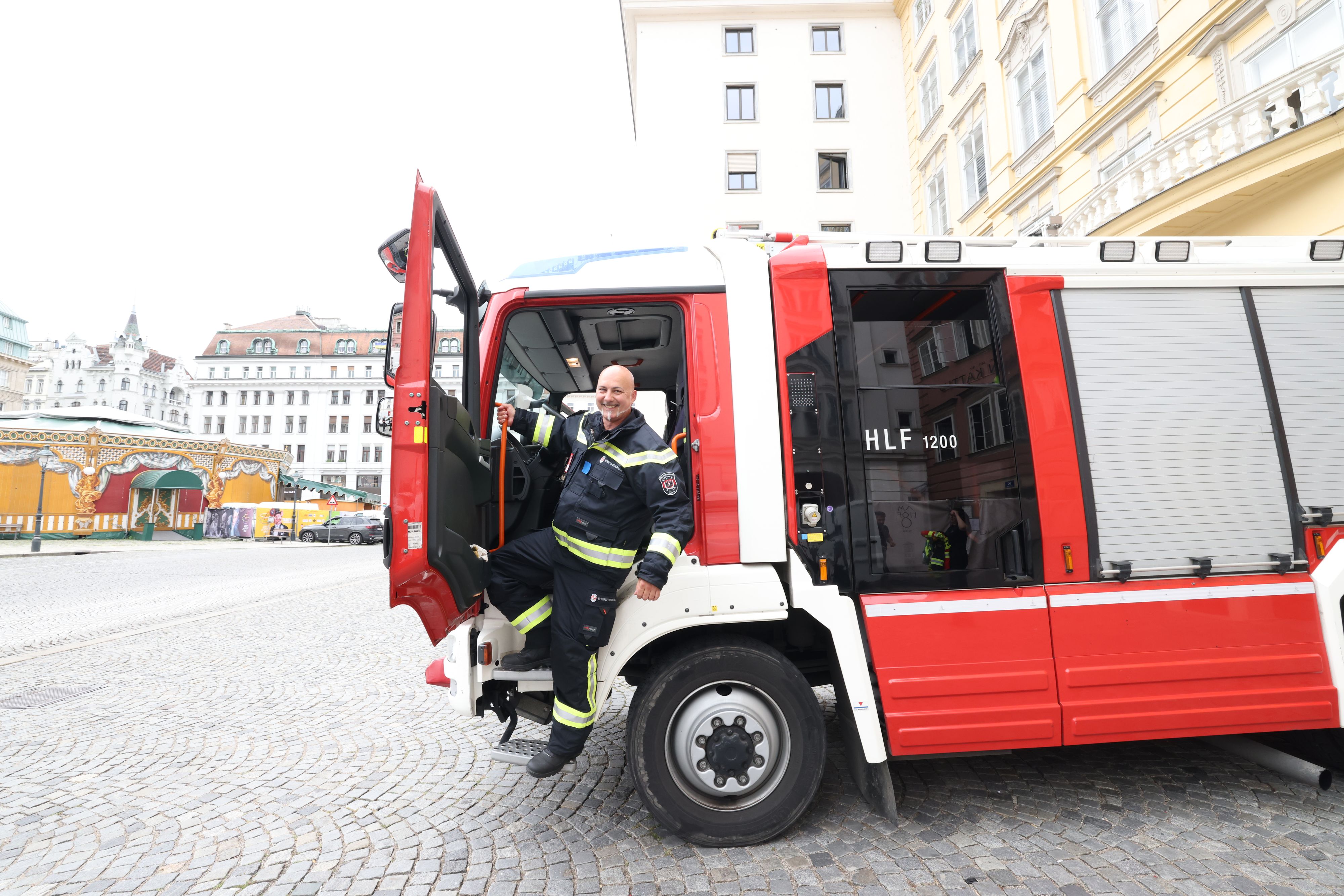 Des Feuerwehrlers Neue Kleider (kosten Rund 2.000 Euro) – Wien | Heute.at