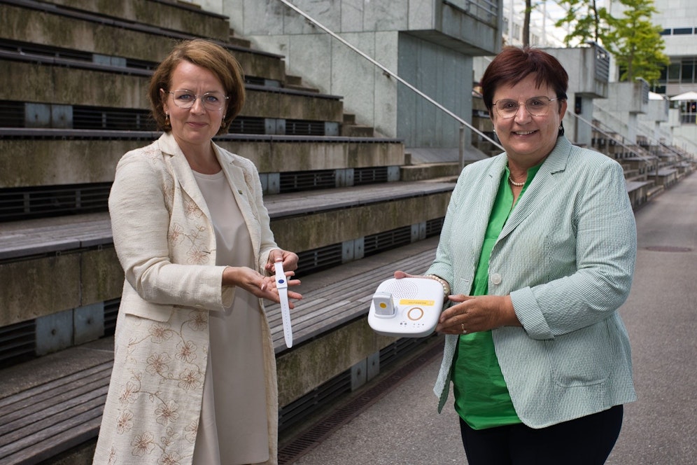 Sozial-Landesrätin Christiane Teschl-Hofmeister (l.) und Präsidentin Michaela Hinterholzer (NÖ Hilfswerk) bei der Präsentation eines Notruftelefons.