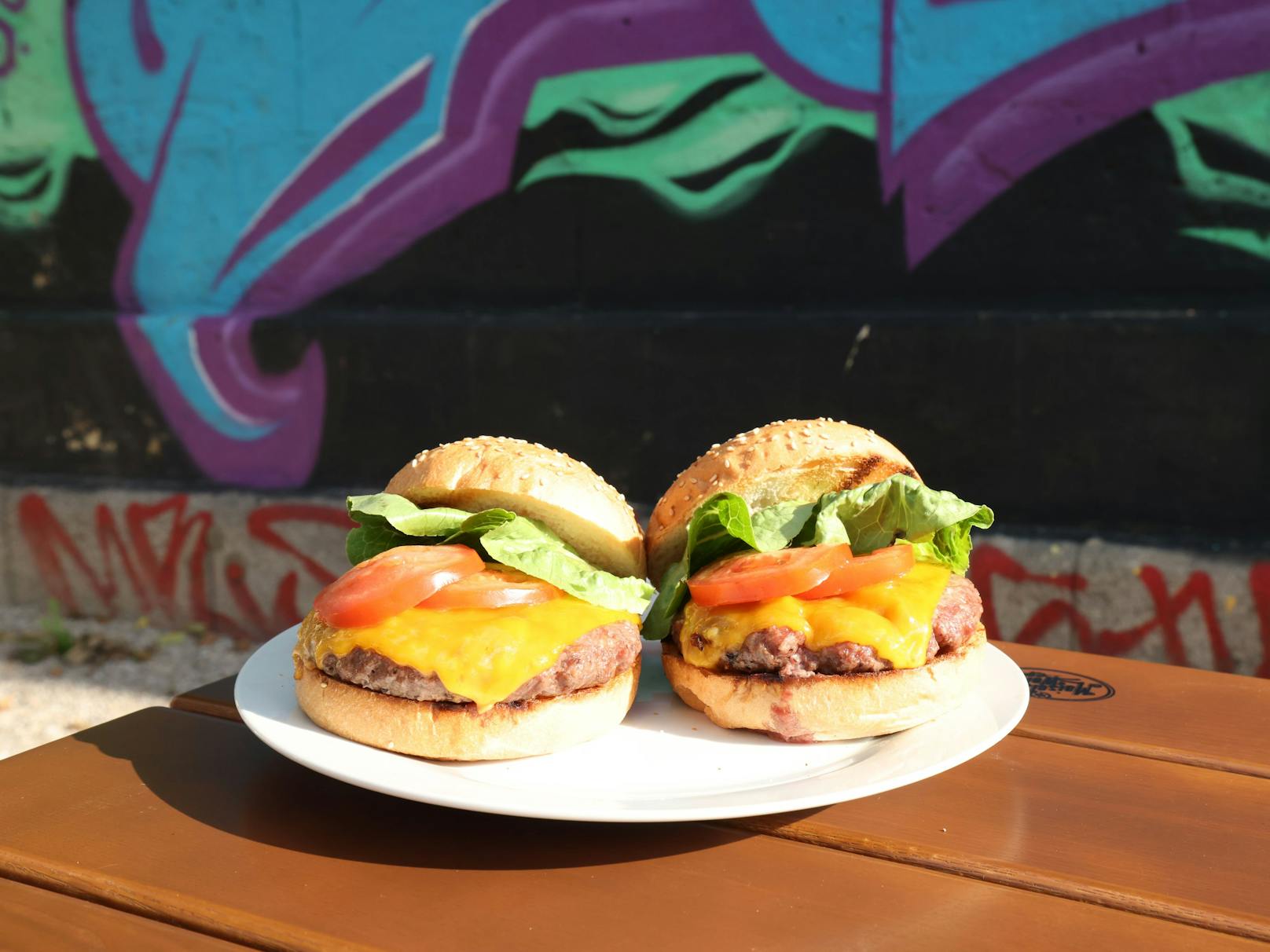 Zwei Patties kosten 8,90 €, vegane Burger gibt es einzeln für 3,90 €.