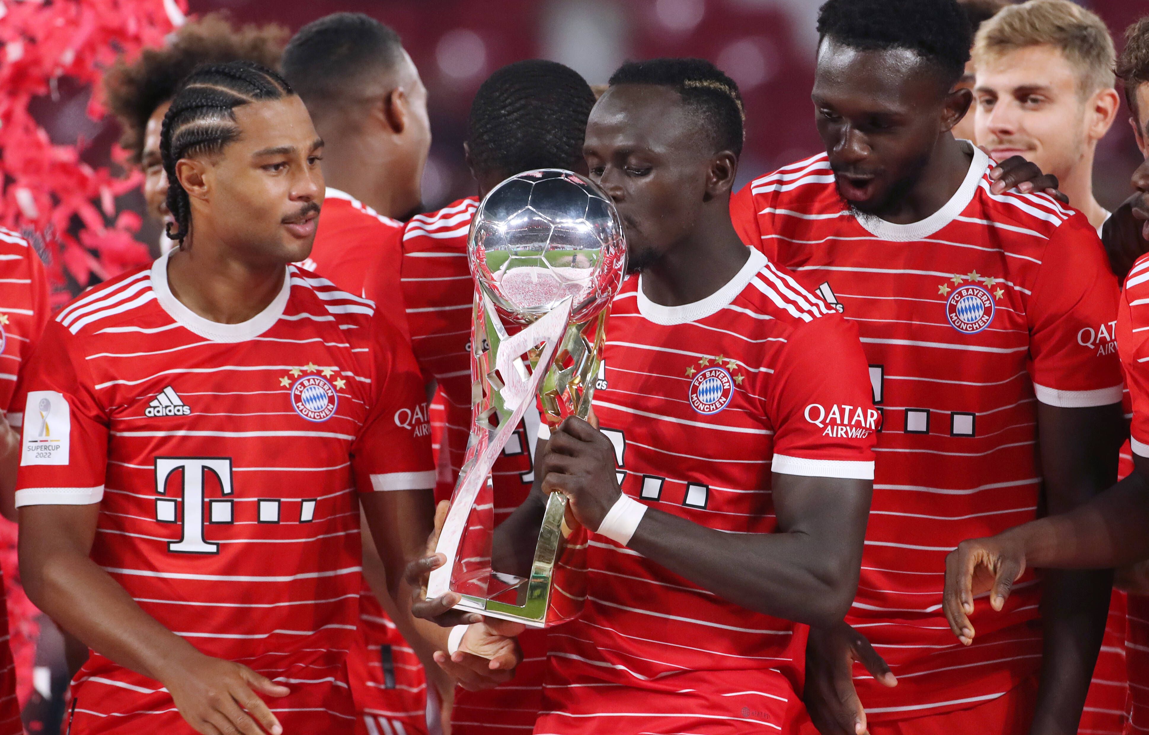 Pokalsieger Serge Gnabry, Sadio Mane küsst den Pokal, Tanguy Nianzou / / Fußball Fussball / Supercup Herren / Saison 2022/2023 / 30.07.2022 / Rasen Ballsport RB Leipzig RBL vs. FC Bayern München FCB / DFL regulations prohibit any use of photographs as image sequences and/or quasi-video. / *** Cup winner Serge Gnabry, Sadio Mane kisses the cup, Tanguy Nianzou Sports Football Supercup Mens Season 2022 2023 30 07 2022 Rasen Ballsport RB Leipzig RBL vs FC Bayern Munich FCB DFL regulations prohibit any use of photographs as image sequences and or quasi video 