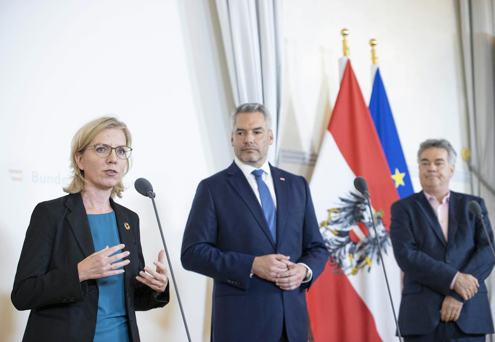 V.l.n.r.: Energieministerin Leonore Gewessler (Grüne), Bundeskanzler Karl Nehammer (ÖVP) sowie Vizekanzler Werner Kogler (Grüne) nach dem Energie-Krisengipfel am 1. August 2022.