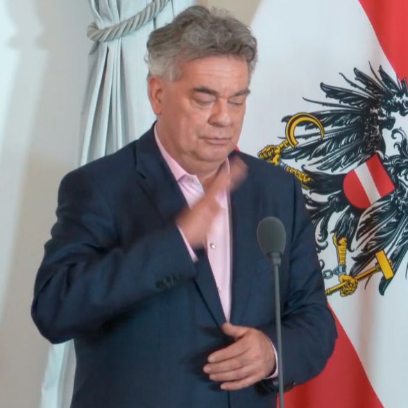 Werner Kogler gab dem Mikro nach der plötzlichen Ton-Panne einen liebevollen Klaps.