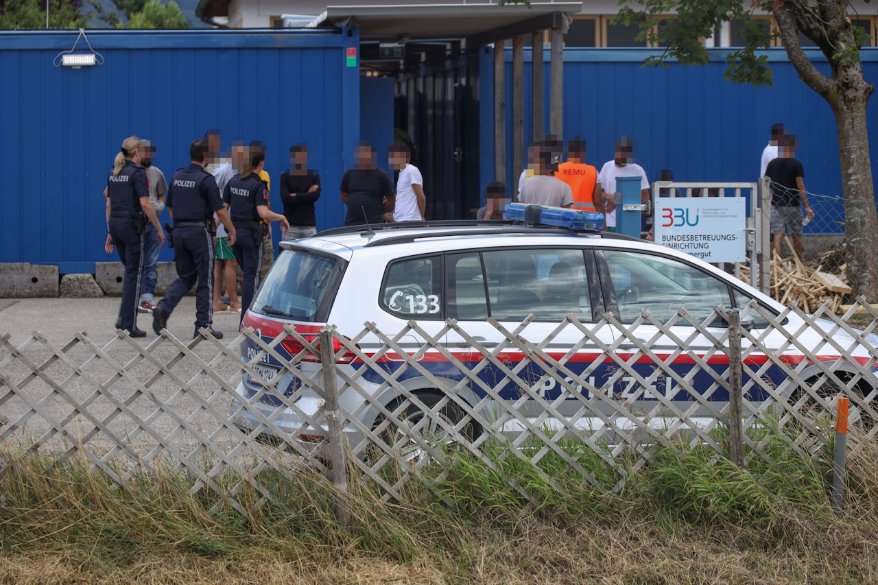 Heute.at - Abschiebung eskalierte – Polizistin am Hals verletzt