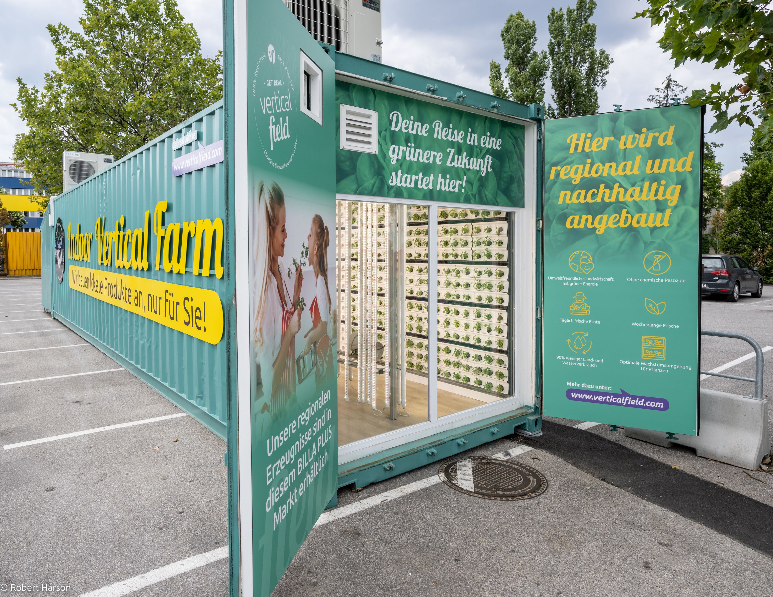 Die "Vertical Farm" am Parkplatz vor dem Billa Plus in Wien